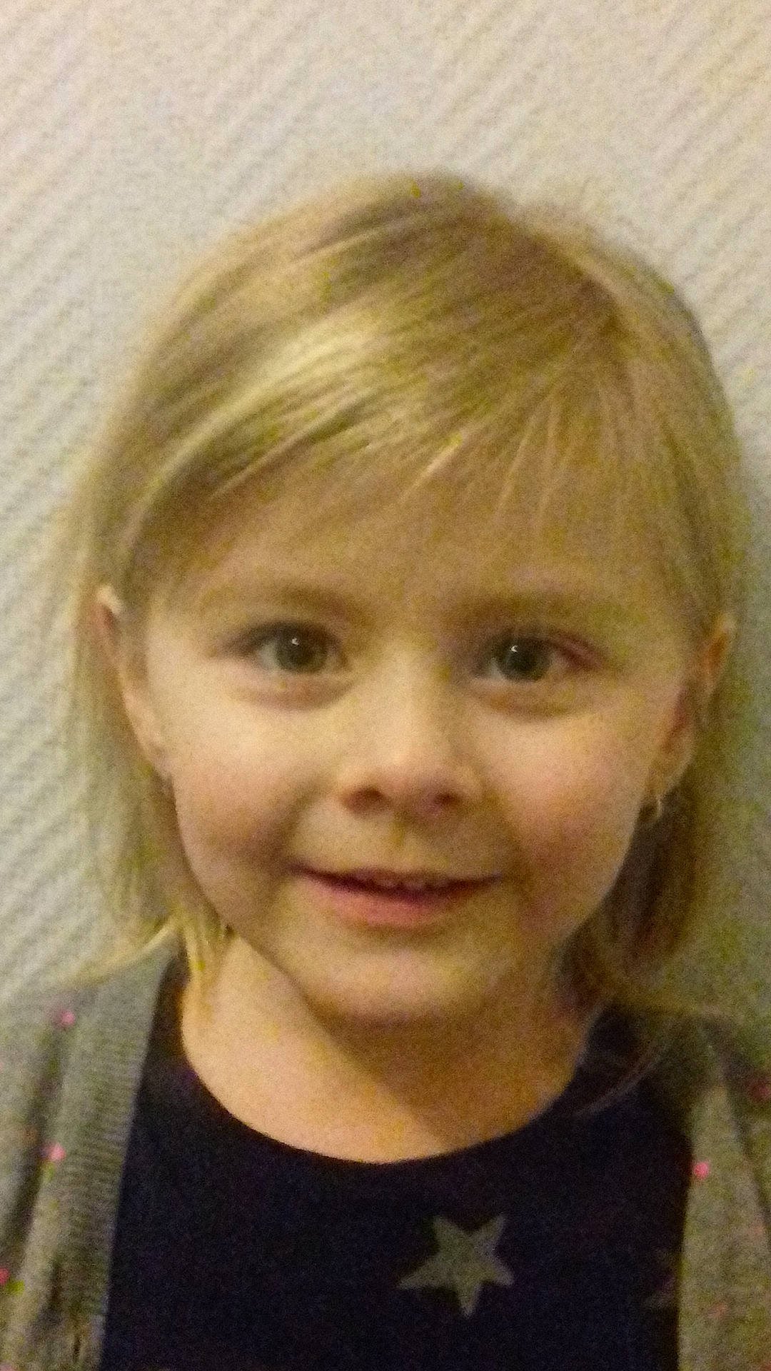 Perrine participe au concours pour gagner de l'argent avec cette photo : blond, cheek, child, chin, ear, eye, eyebrow, face, forehead, girl, hair, hairstyle, head, human_hair_color, iris, jaw, joy, long_hair, nose, person