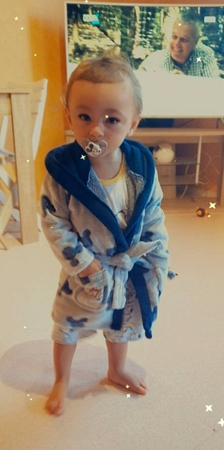 Nino participe au concours pour gagner de l'argent avec cette photo : baby, baby_toddler_clothing, chair, cheek, child, electric_blue, floor, flooring, fun, hairstyle, human_leg, joint, joy, knee, pattern, person, sitting, skin, sleeve, t_shirt