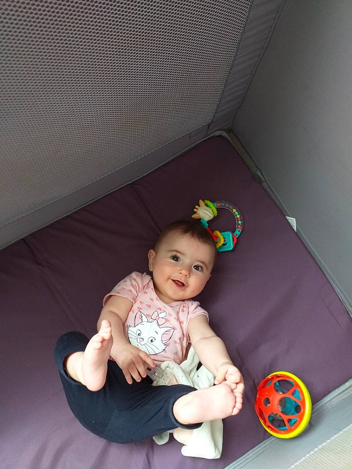 Hanaé participe au concours pour gagner de l'argent avec cette photo : baby, baby_products, baby_toddler_clothing, child, comfort, couch, floor, flooring, fun, happy, human_leg, joy, linens, mammal, person, product, room, sitting, sock, stuffed_toy