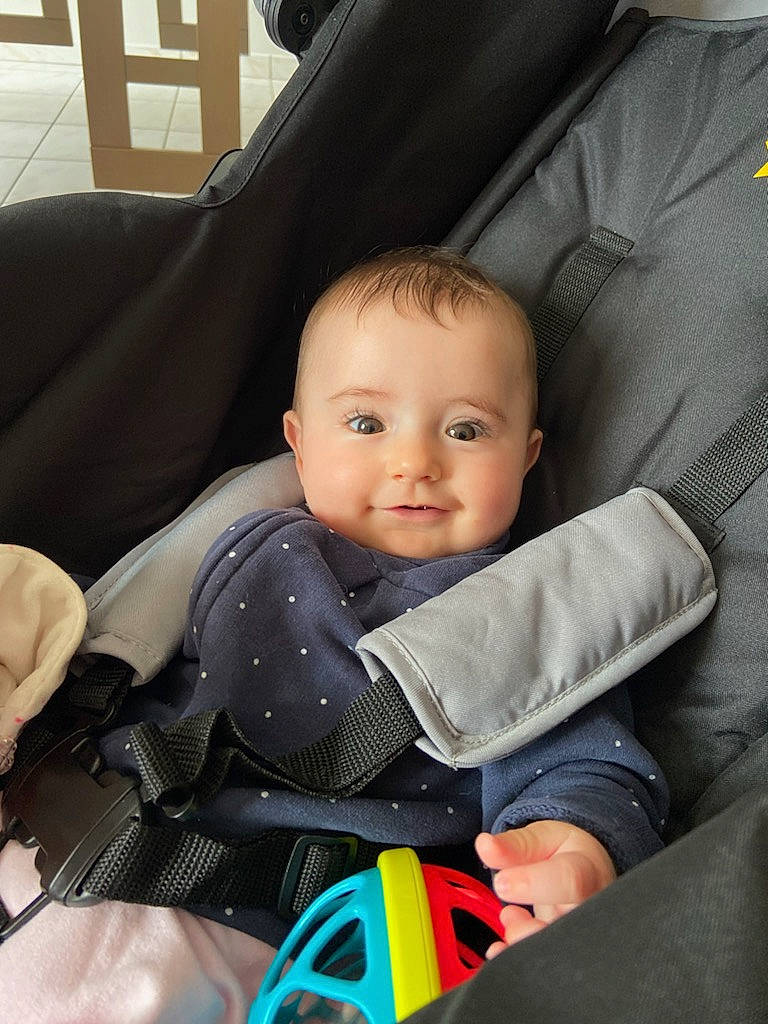 Hanaé participe au concours pour gagner de l'argent avec cette photo : auto_part, automotive_design, baby, baby_carriage, baby_in_car_seat, baby_products, baby_toddler_clothing, car_seat, car_seat_cover, cheek, child, comfort, electric_blue, head, joy, lap, person, product, seat_belt, sitting