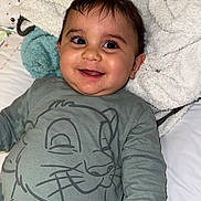 Kaylan a rejoint le concours — aidez-le/la à gagner de superbes lots ! baby, bed, blanket, cartoon_print, child, clothing, cute, eyes, face, hair, hand, happy, indoor, infant, nursery, portrait, skin, smiling, toddler, towel