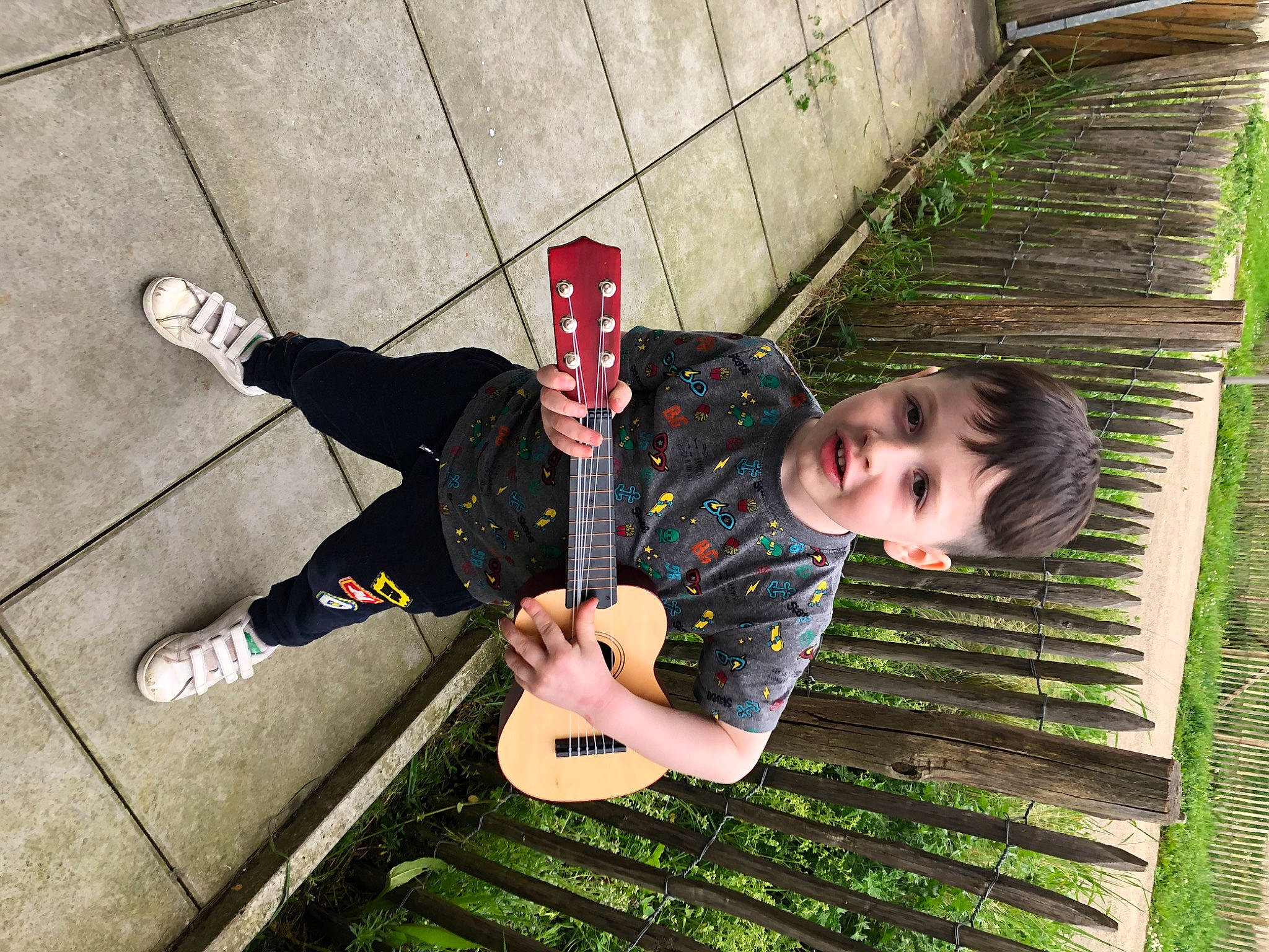 Timothy a rejoint le concours — aidez-le/la à gagner de superbes lots ! child, cool, fun, grass, leisure, person, plant, play, tree, vacation