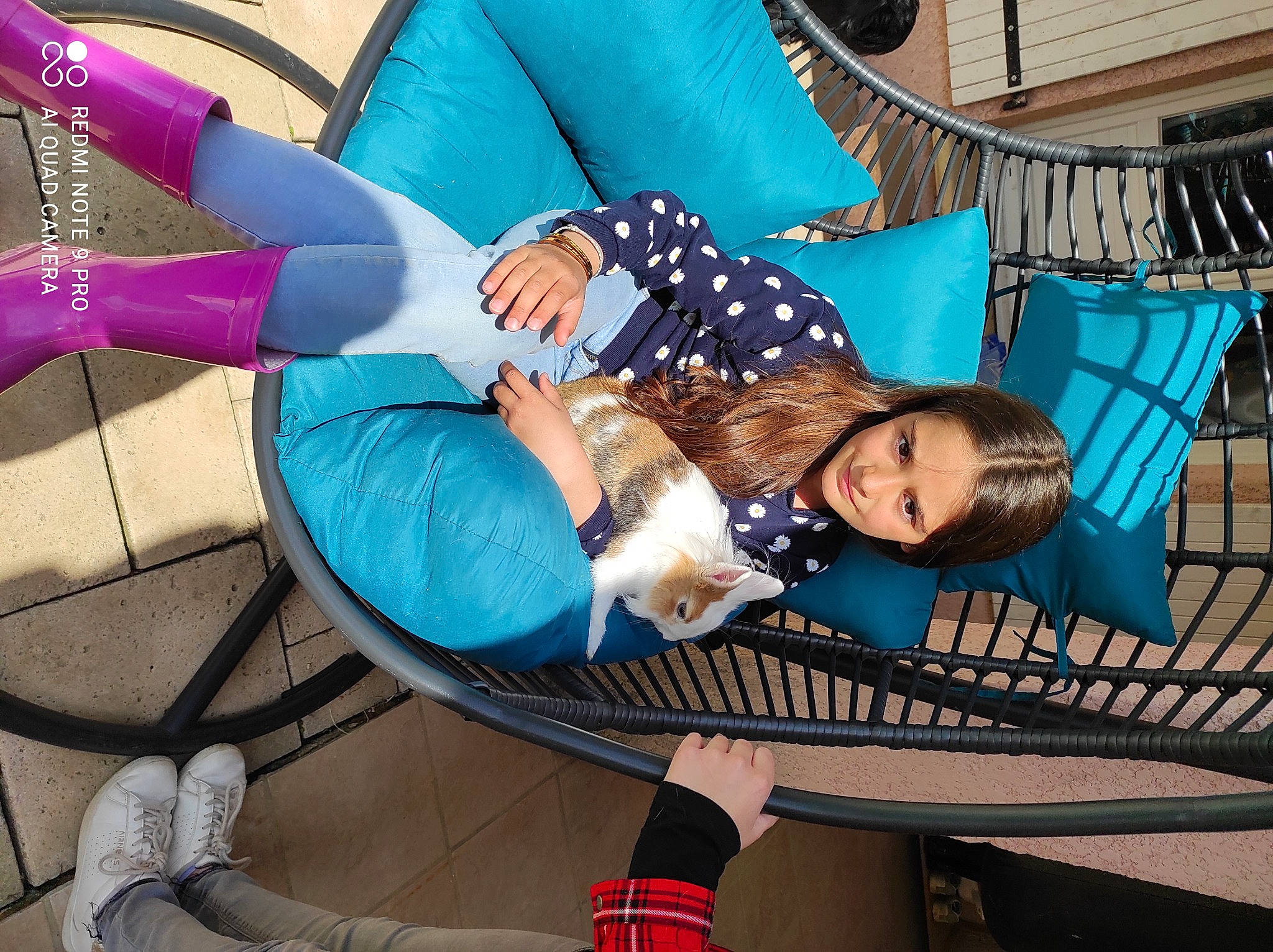 Aëlyn a rejoint le concours — aidez-le/la à gagner de superbes lots ! blue, child, clothing, comfort, electric_blue, fun, green, human_leg, joy, knee, leg, leisure, outdoor_furniture, pattern, person, sandal, shoe, sitting, sneakers, street_fashion