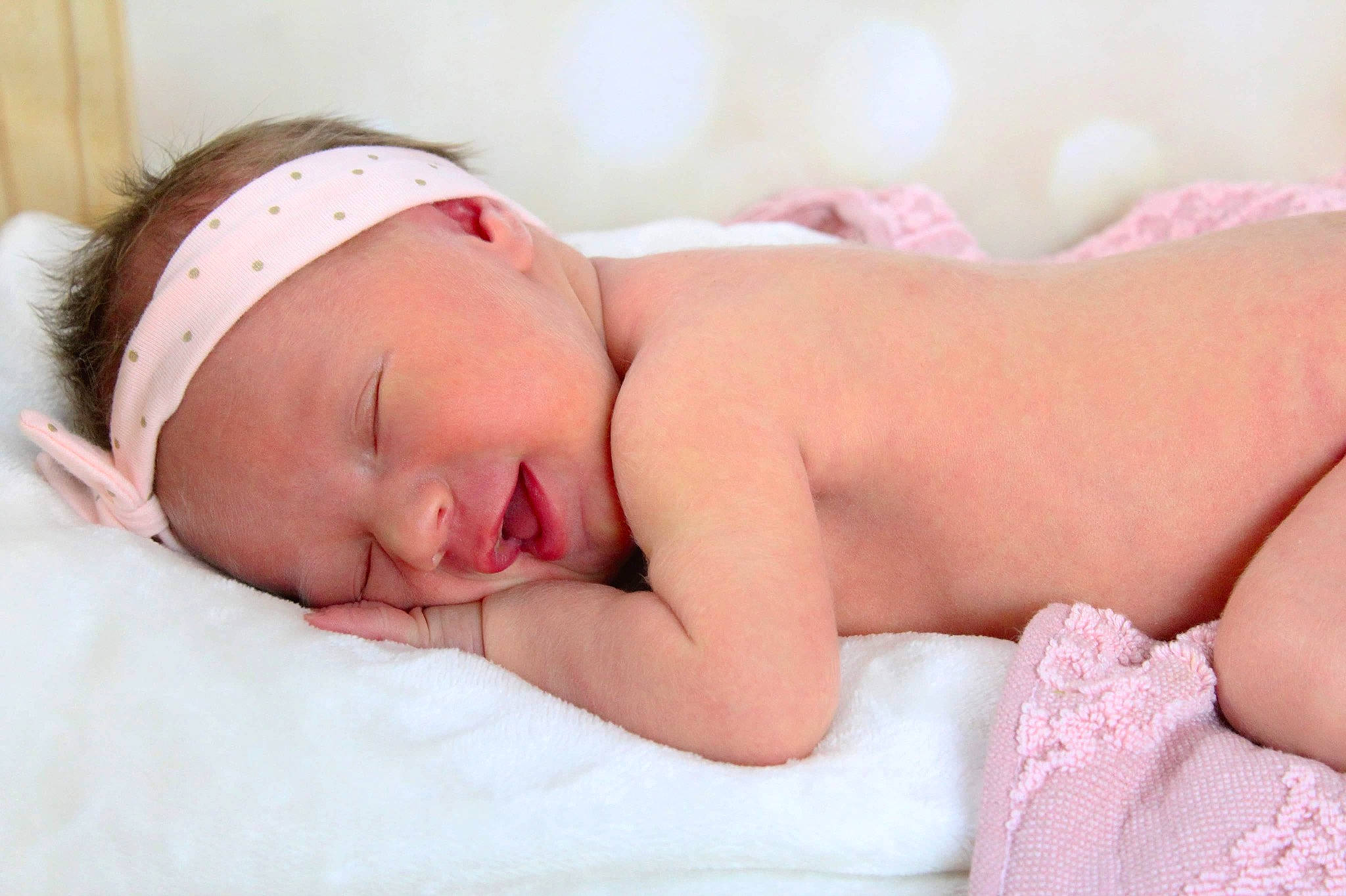 Lou participe au concours pour gagner de l'argent avec cette photo : baby, baby_sleeping, bedtime, child, fashion_accessory, hair_accessory, hand, headband, headgear, nap, person, photography, pink, skin, sleep, toddler