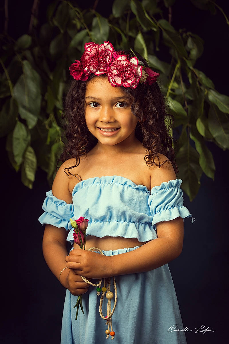 Liyah a rejoint le concours — aidez-le/la à gagner de superbes lots ! clothing, day_dress, dress, electric_blue, event, fashion_design, flash_photography, formal_wear, hand, happy, headgear, headpiece, headwear, jewellery, joy, magenta, necklace, person, plant, smile