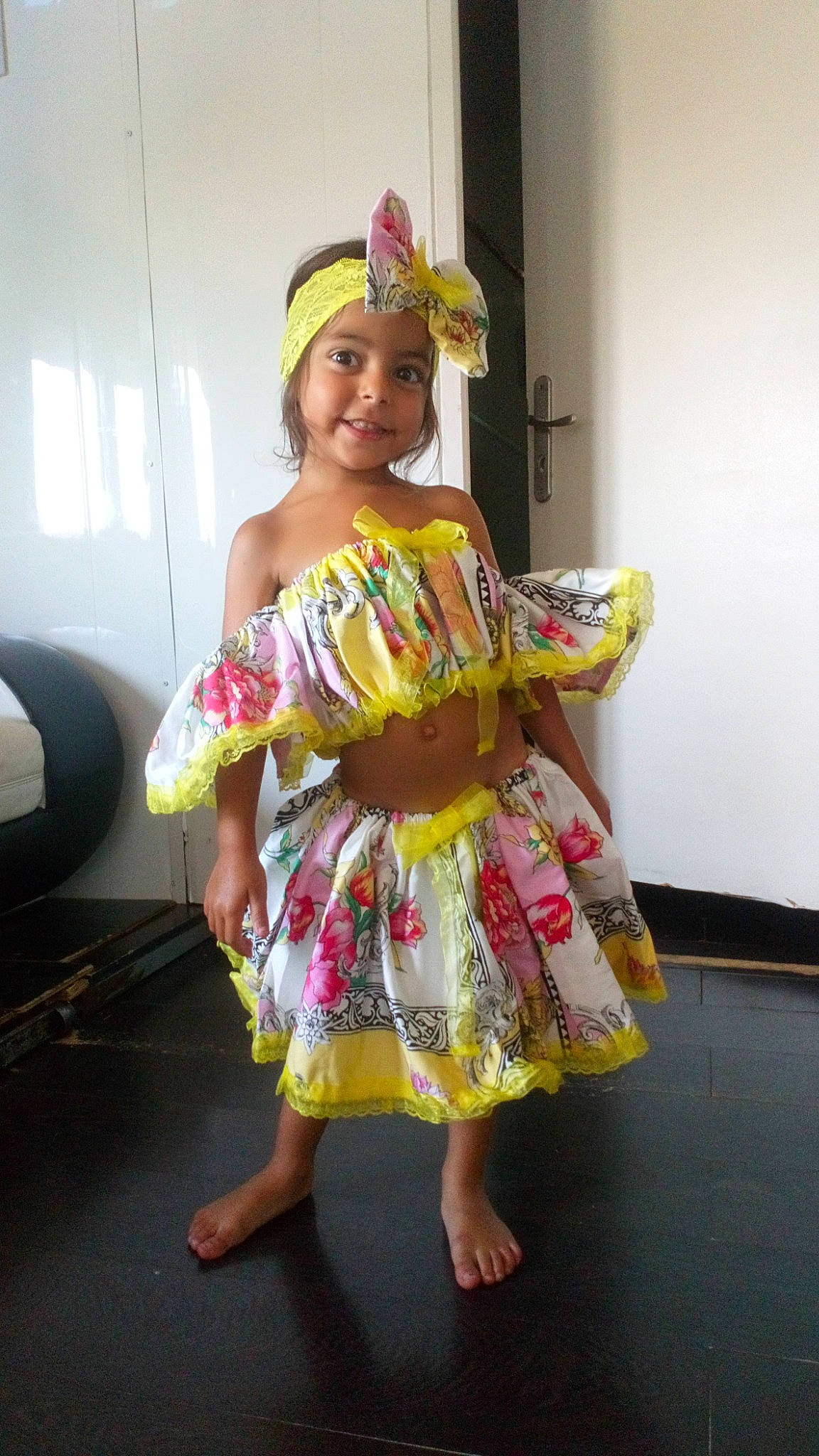 Billie a rejoint le concours — aidez-le/la à gagner de superbes lots ! child, costume, dance, dancer, dress, headwear, joy, person, toddler, yellow