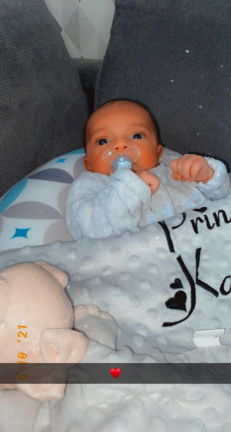 Kayden a rejoint le concours — aidez-le/la à gagner de superbes lots ! baby, baby_products, baby_safety, baby_sleeping, baby_toddler_clothing, beanie, bedding, bedtime, cheek, child, comfort, freezing, knit_cap, linens, nose, person, product, room, toddler, winter