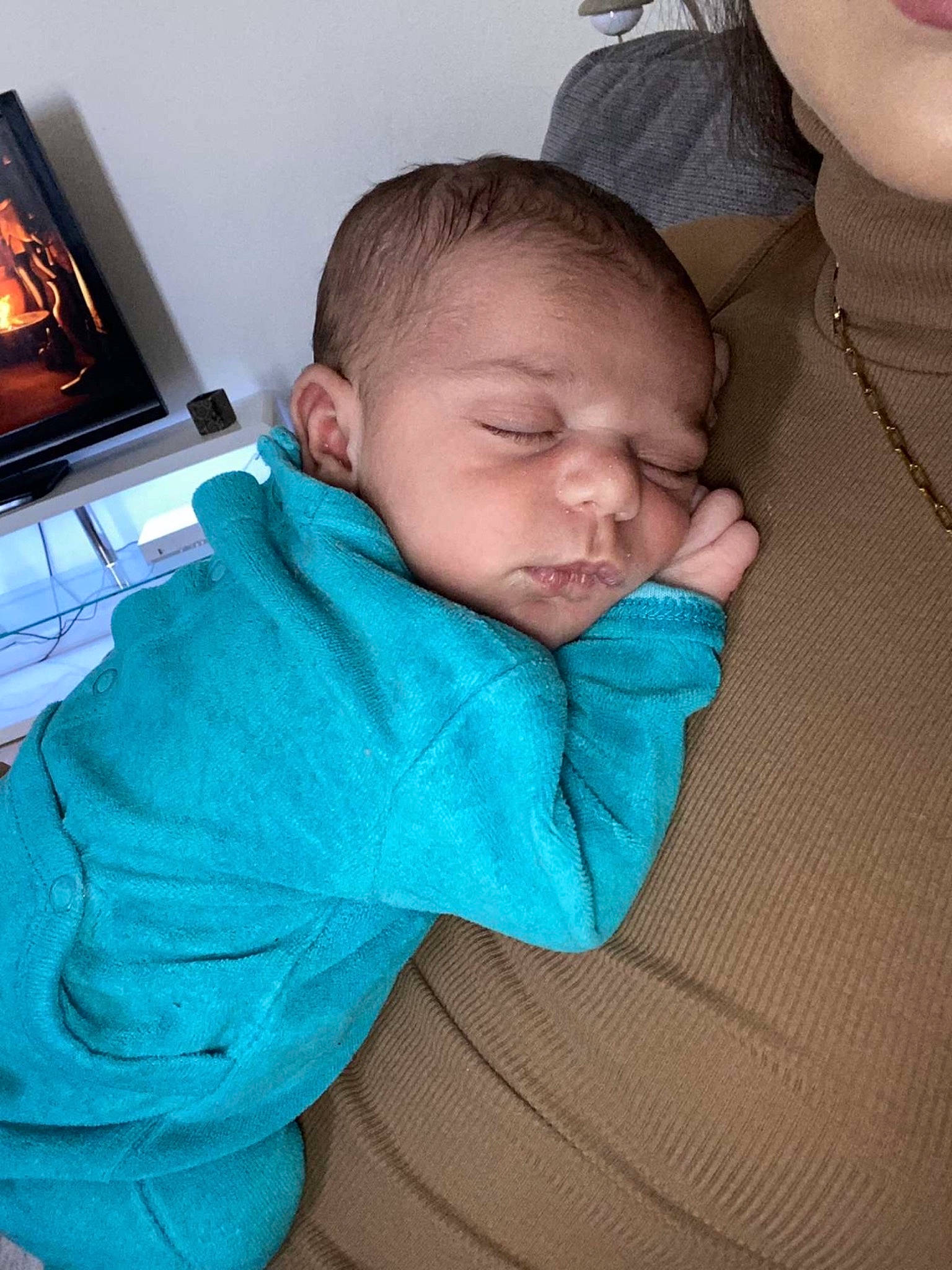 Kayden a rejoint le concours — aidez-le/la à gagner de superbes lots ! baby, baby_toddler_clothing, chair, cheek, child, comfort, computer_keyboard, display_device, face, happy, iris, mammal, mouth, nose, person, sitting, skin, television, television_set, toddler