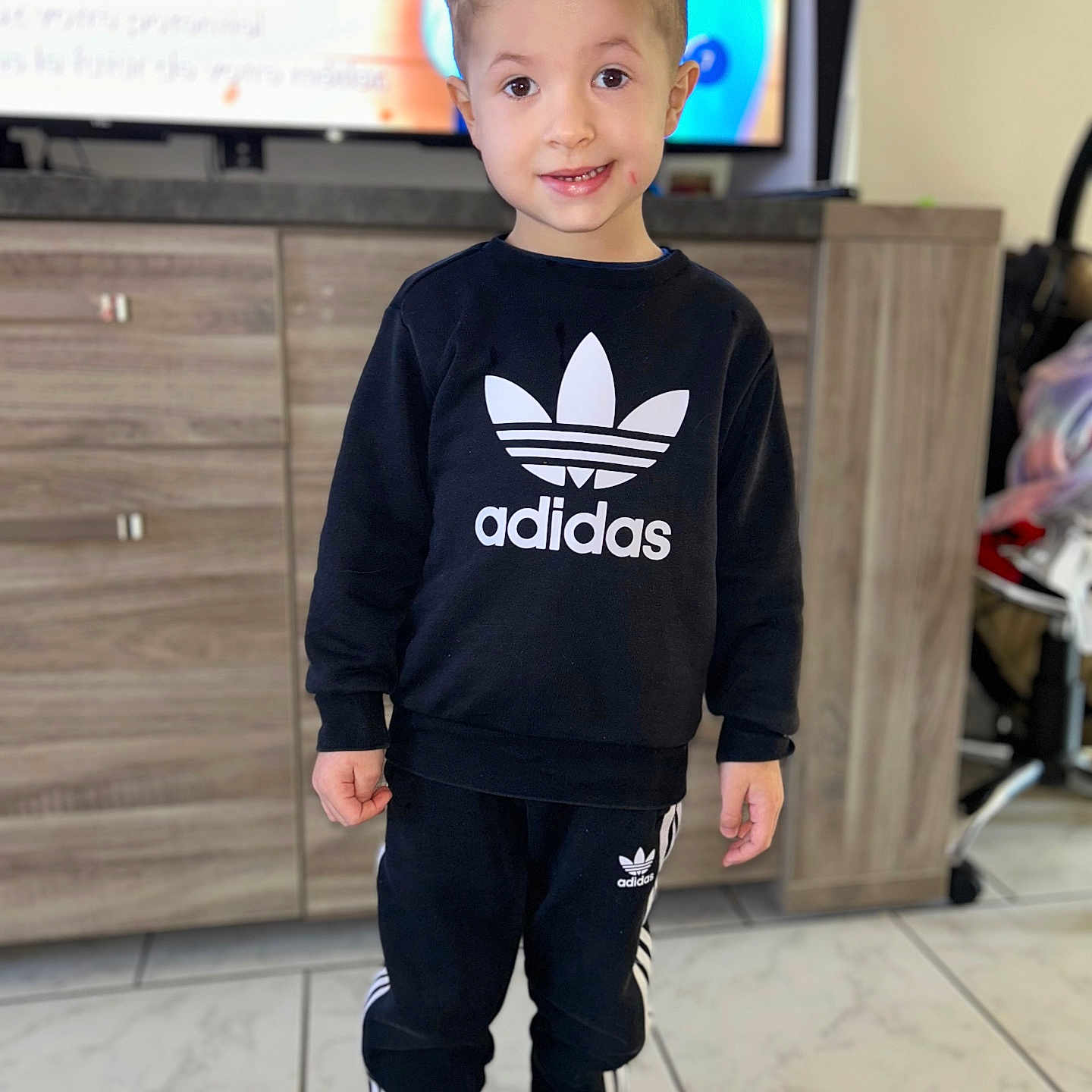 Mylann participe au concours pour gagner de l'argent avec cette photo : blackhair, boy, child, clothing, face, formalwear, hair, happy, head, jeans, knitwear, longsleeve, male, pants, person, sleeve, standing, student, suit, sweater