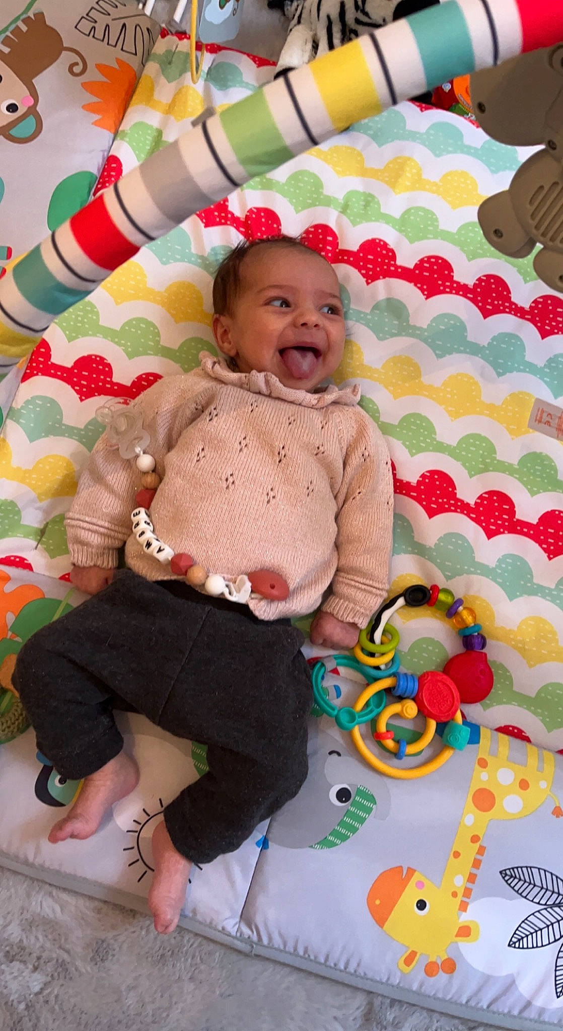 Ambre a rejoint le concours — aidez-le/la à gagner de superbes lots ! baby, baby_toddler_clothing, cheek, child, comfort, eye, face, fun, green, happy, head, orange, person, pink, skin, sleeve, smile, textile, toddler, white