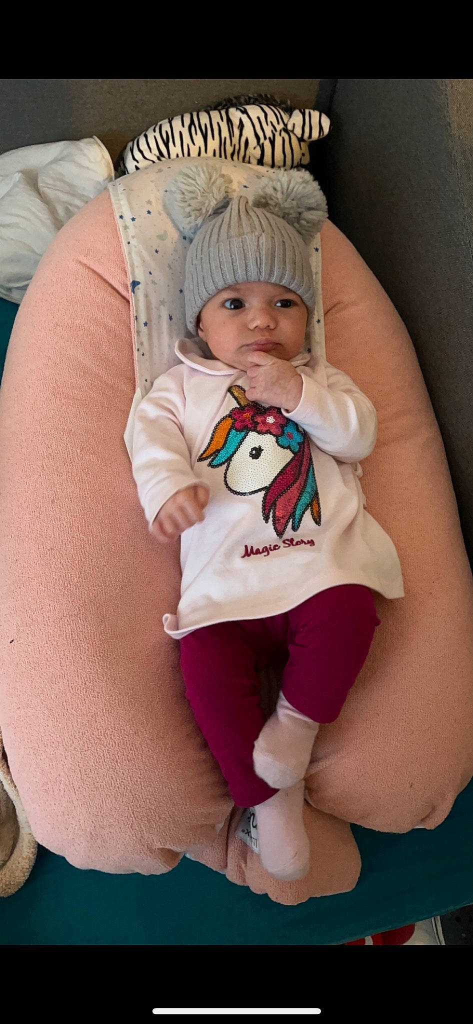 Ambre participe au concours pour gagner de l'argent avec cette photo : abdomen, arm, baby, baby_toddler_clothing, cap, chest, cool, eye, eyelash, face, hand, headwear, knee, neck, organ, person, pink, skin, sleeve, textile