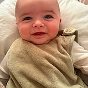 Ange Baptiste a rejoint le concours — aidez-le/la à gagner de superbes lots ! baby, smiling, face, blanket, soft, cute, infant, child, portrait, happy, clothing, indoors, skin, head, eyes, mouth, cheeks, toddler, people, expression