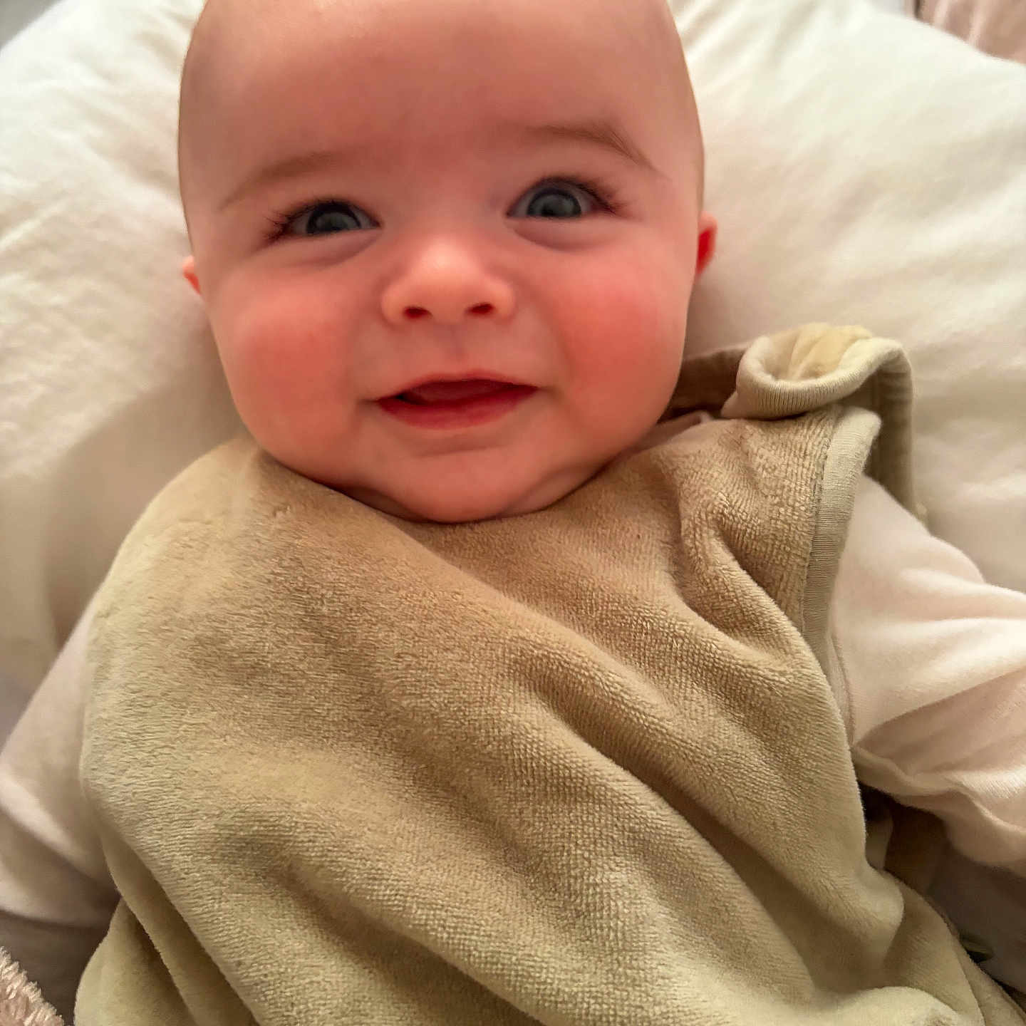 Ange Baptiste a rejoint le concours — aidez-le/la à gagner de superbes lots ! baby, blanket, cheeks, child, clothing, cute, expression, eyes, face, happy, head, indoors, infant, mouth, people, portrait, skin, smiling, soft, toddler