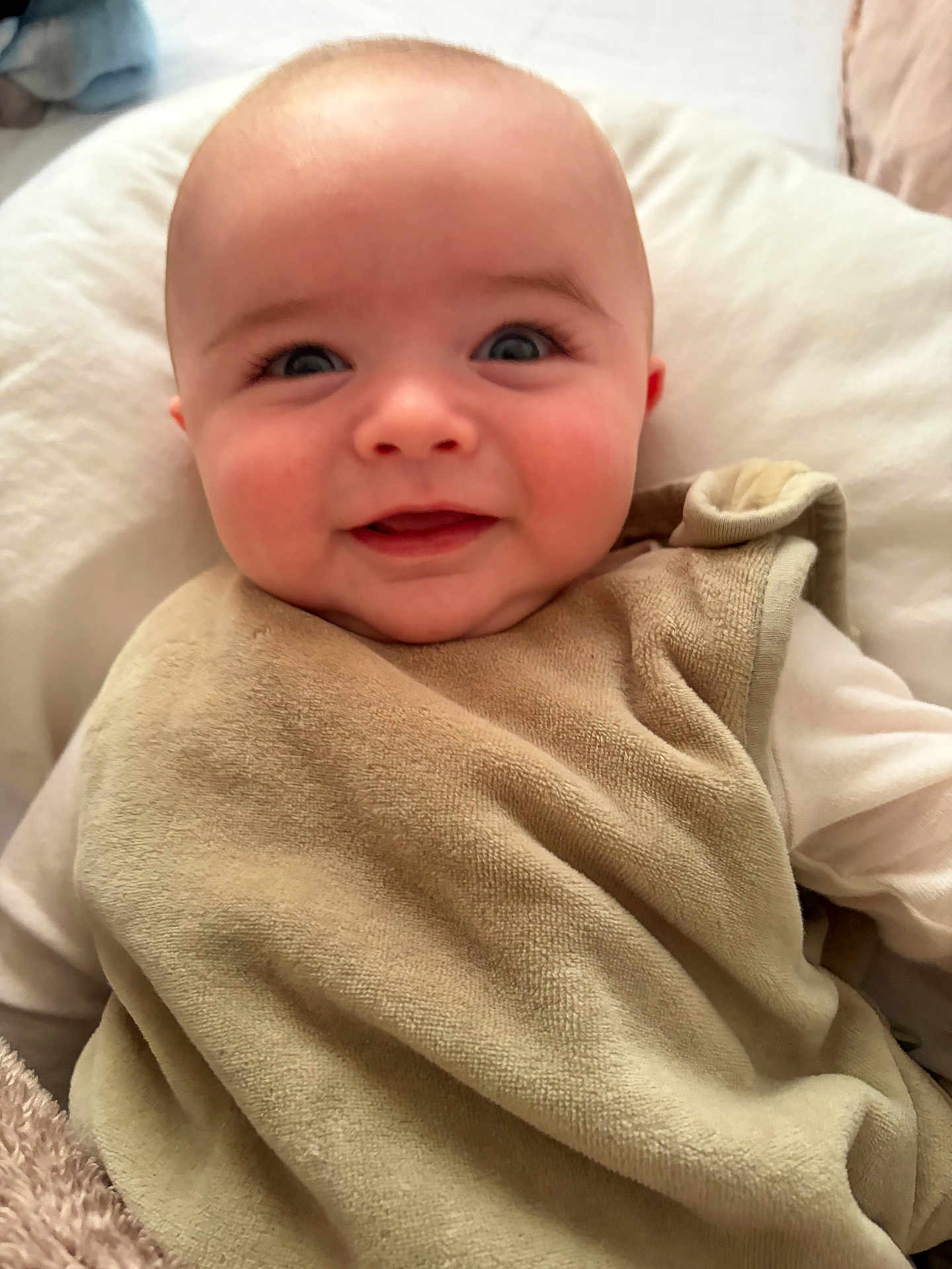 Ange Baptiste a rejoint le concours — aidez-le/la à gagner de superbes lots ! baby, smiling, face, blanket, soft, cute, infant, child, portrait, happy, clothing, indoors, skin, head, eyes, mouth, cheeks, toddler, people, expression