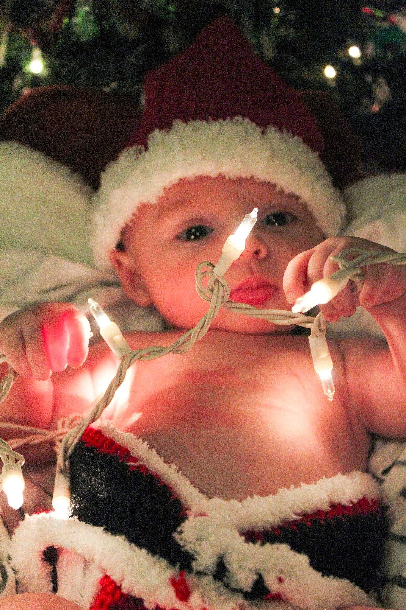 Ariakus is registered to the contest to win money with this photo: cheek, child, christmas, christmas_eve, christmas_ornament, event, face, fur, happy, head, headwear, holiday, human_body, lip, mammal, ornament, person, pink, skin, toddler