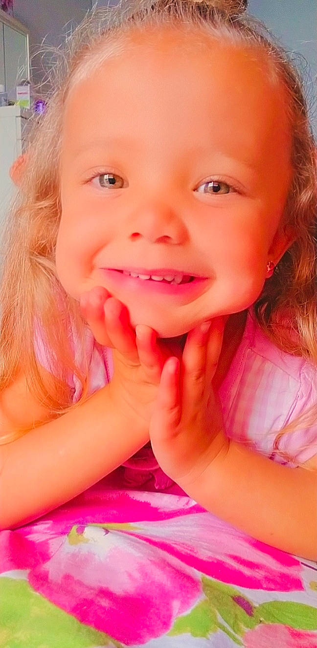 Manon a rejoint le concours — aidez-le/la à gagner de superbes lots ! cheek, chin, eyebrow, eyelash, facial_expression, finger, fun, gesture, happy, iris, joy, lip, mouth, nail, neck, nose, person, pink, skin, smile