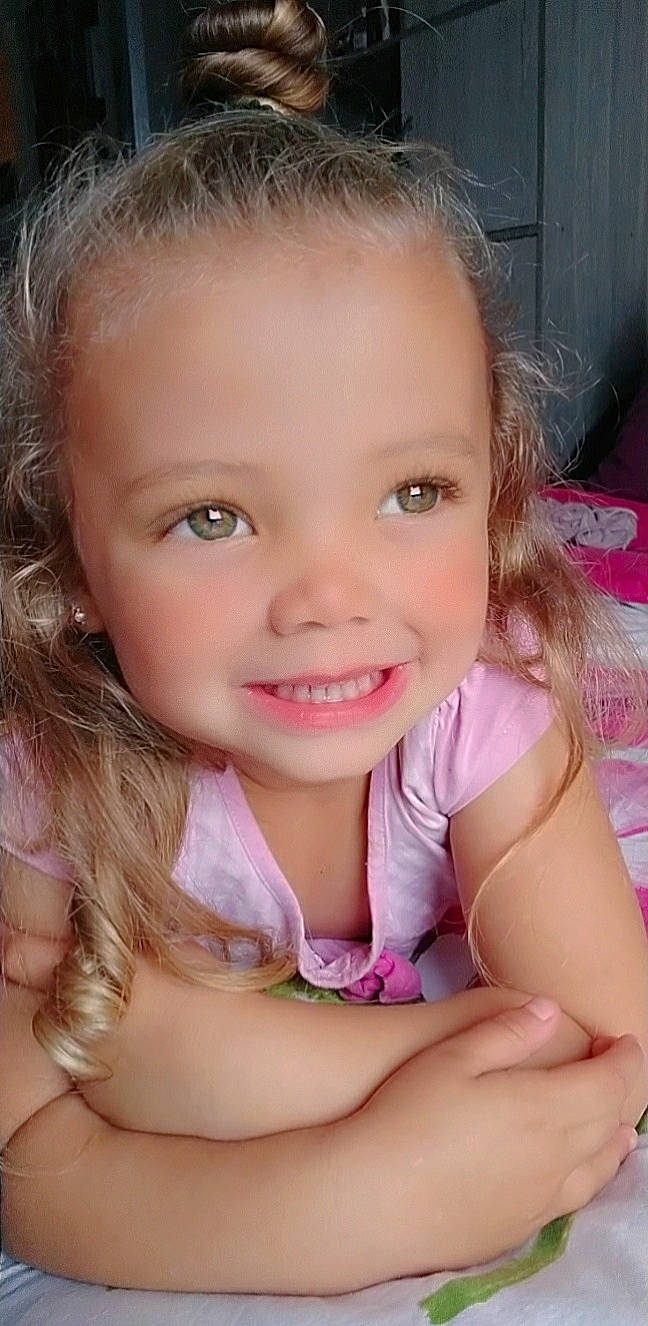 Manon participe au concours pour gagner de l'argent avec cette photo : arm, cheek, chin, eye, eyebrow, eyelash, facial_expression, finger, flash_photography, gesture, hair, hand, happy, head, iris, joy, lip, nose, person, pink