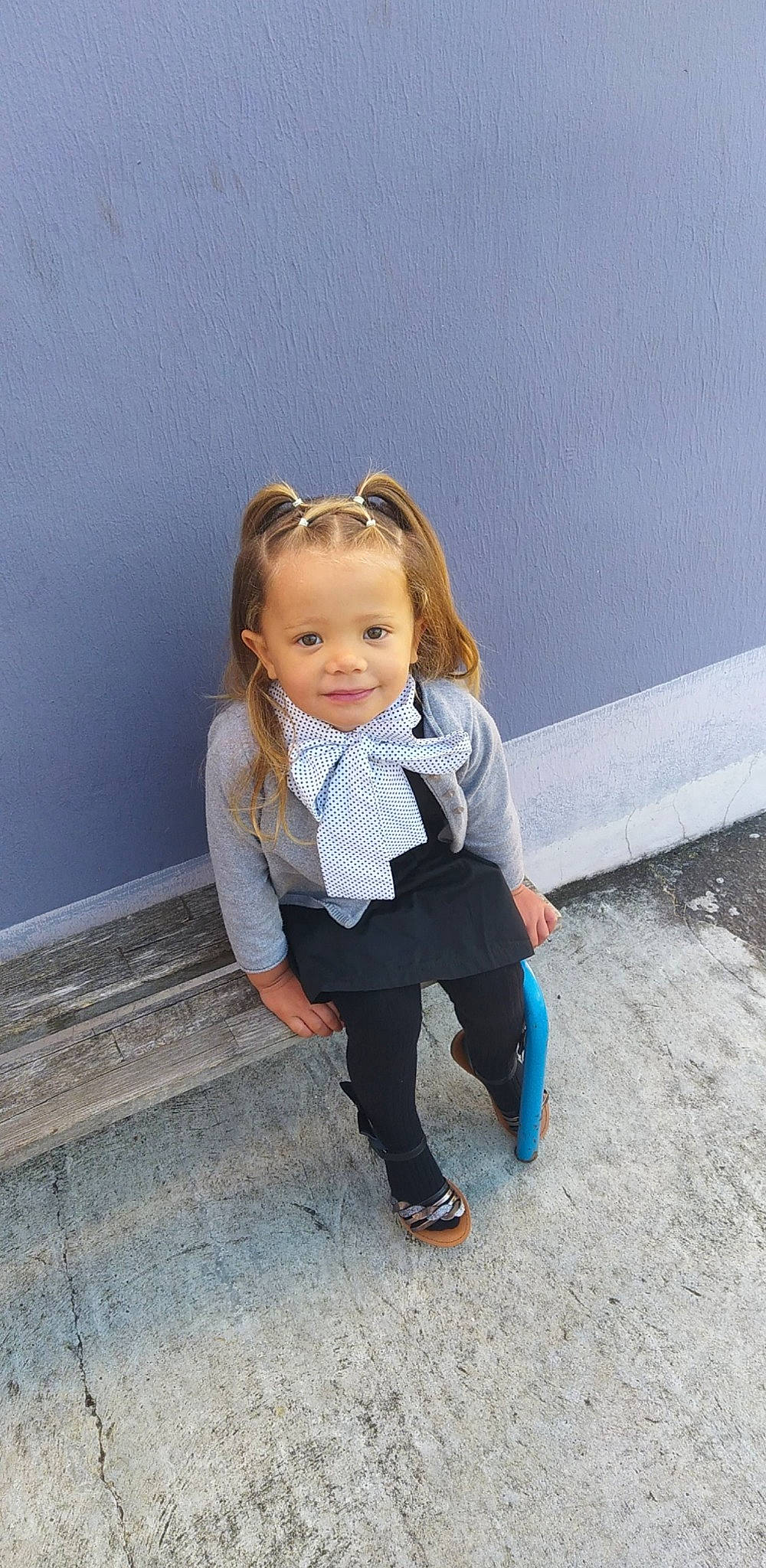 Manon participe au concours pour gagner de l'argent avec cette photo : chin, denim, dress_shirt, electric_blue, eyewear, flash_photography, flooring, formal_wear, fun, happy, joy, leg, leisure, pattern, person, sitting, sleeve, smile, sneakers, street_fashion