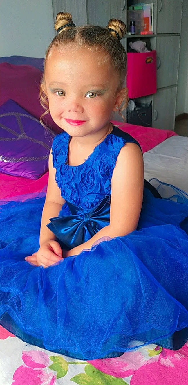 Manon a rejoint le concours — aidez-le/la à gagner de superbes lots ! arm, azure, baby_toddler_clothing, blue, dress, eye, face, facial_expression, flash_photography, hair, hairstyle, happy, head, human_body, iris, joy, organ, person, pink, skin