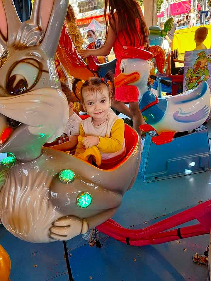 Alessia a rejoint le concours — aidez-le/la à gagner de superbes lots ! amusement_park, amusement_ride, child, city, event, fun, games, happy, joy, leisure, nonbuilding_structure, party_supply, person, play, playground, product, recreation, room, shorts, sitting