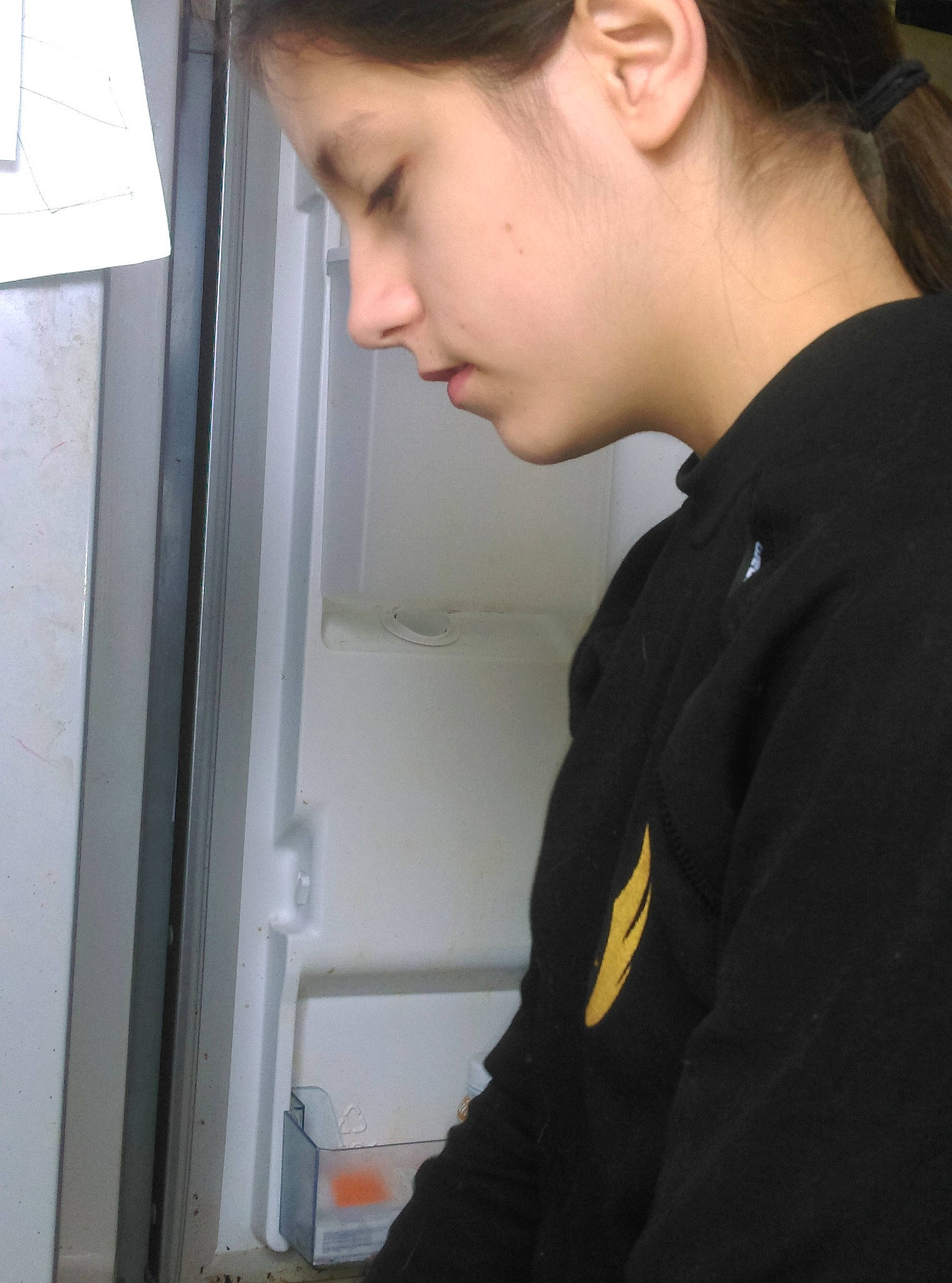 Zoé a rejoint le concours — aidez-le/la à gagner de superbes lots ! black_hair, chin, girl, long_hair, neck, outerwear, person, shoulder, standing