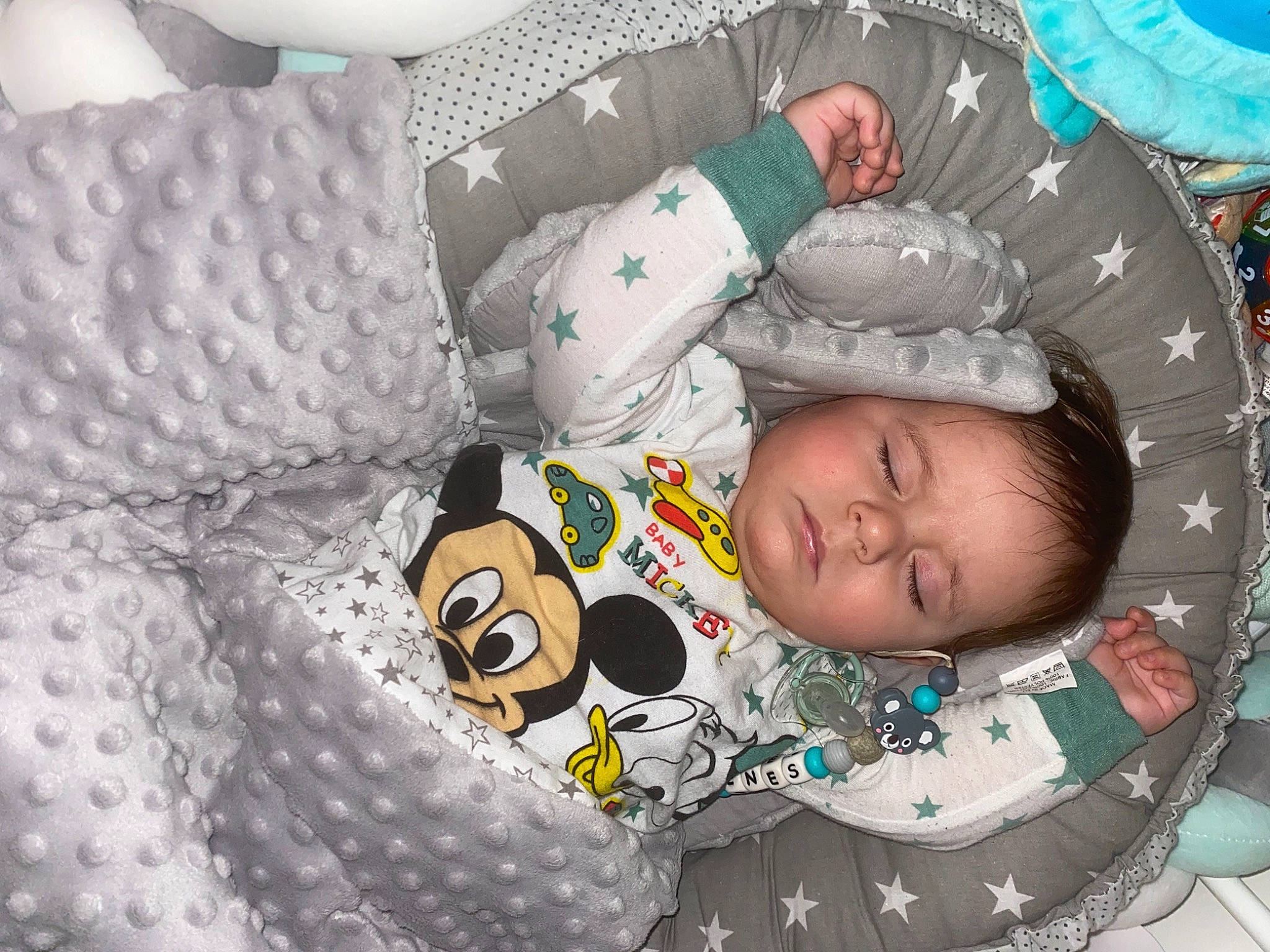 Enes a rejoint le concours — aidez-le/la à gagner de superbes lots ! baby, baby_products, baby_safety, baby_sleeping, baby_toddler_clothing, baby_toys, bedding, bedtime, child, comfort, linens, nap, pattern, person, product, room, sleep, textile, toddler