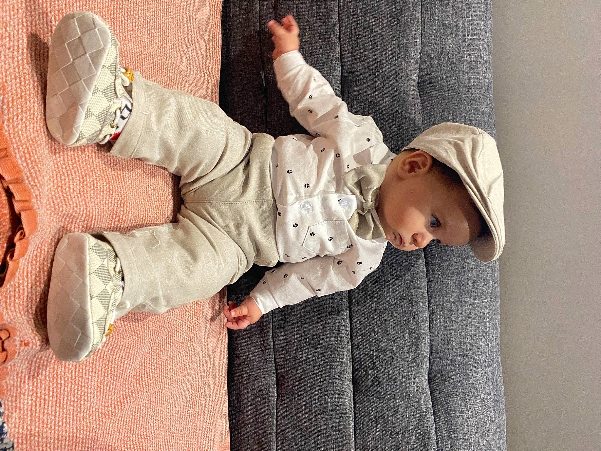 Enes participe au concours pour gagner de l'argent avec cette photo : baby, baby_toddler_clothing, comfort, facial_expression, finger, flooring, foot, glasses, hand, headgear, headwear, human_body, human_leg, leg, outerwear, person, plant, skin, sleeve, textile