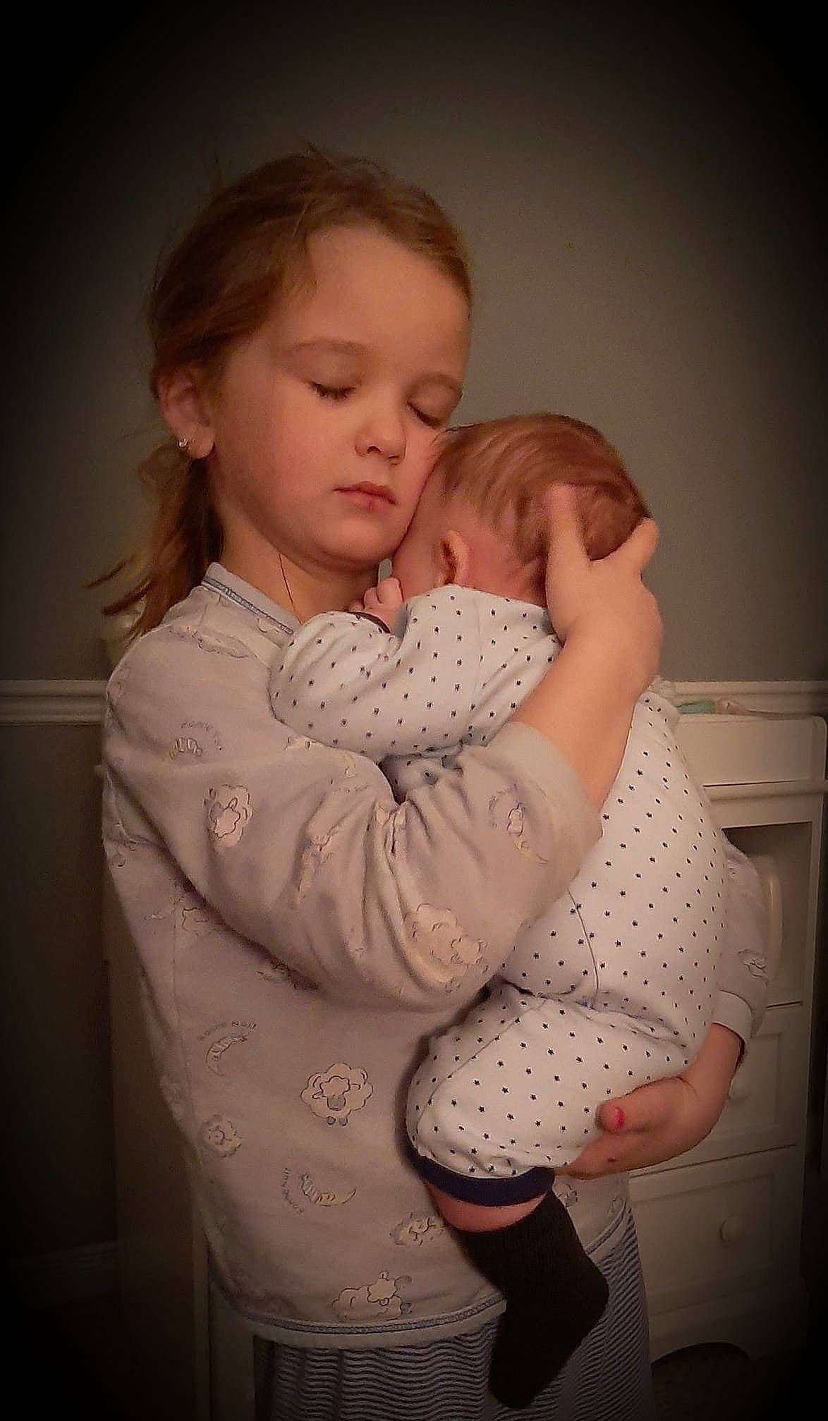 Lexie a rejoint le concours — aidez-le/la à gagner de superbes lots ! arm, baby, cheek, child, daughter, finger, gesture, hand, happy, hug, interaction, mother, nose, person, photograph, photography, portrait, skin, smile, standing