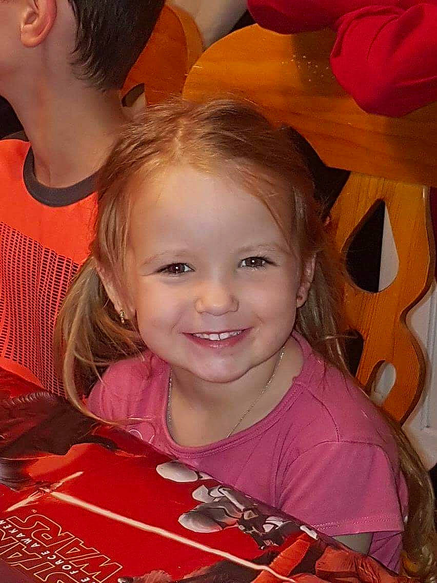 Lexie participe au concours pour gagner de l'argent avec cette photo : brown_hair, cheek, child, daughter, ear, face, facial_expression, finger, fun, happy, head, joy, lip, mother, mouth, nose, person, play, skin, smile