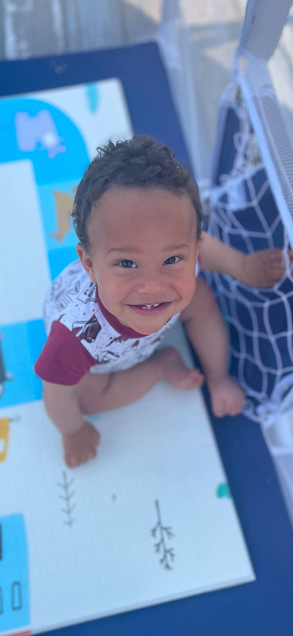 Issa a rejoint le concours — aidez-le/la à gagner de superbes lots ! baby, baby_toddler_clothing, blue, cheek, child, eye, eyebrow, finger, flooring, fun, hairstyle, happy, iris, joy, leisure, mouth, nose, person, purple, skin