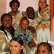 Leodrick a rejoint le concours — aidez-le/la à gagner de superbes lots ! family, group, pajamas, indoor, portrait, smile, stairs, people, woman, man, child, glasses, braids, long_hair, skin, clothing, casual, together, diverse, happy