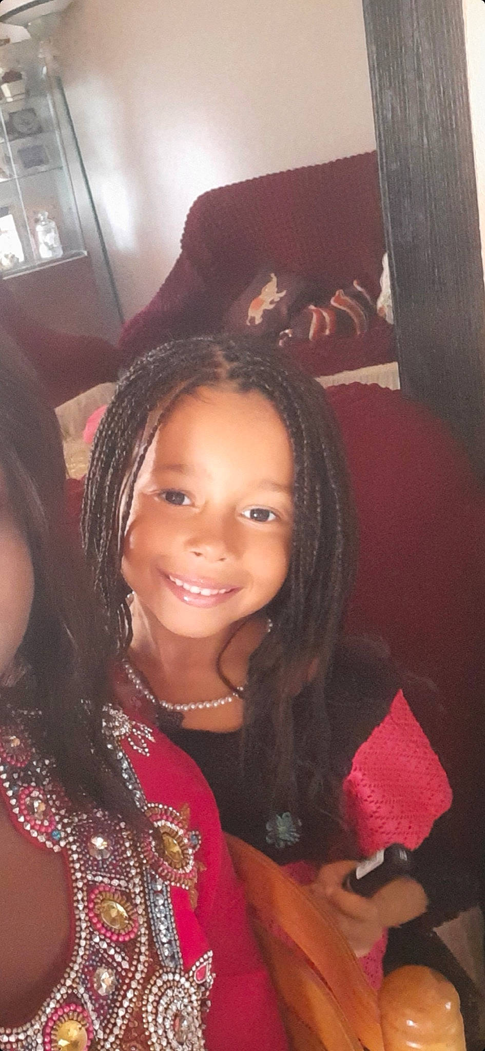 Lalya participe au concours pour gagner de l'argent avec cette photo : black_hair, brown_hair, cheek, chin, cool, eyebrow, eyelash, flash_photography, forehead, fun, happy, joy, layered_hair, lip, long_hair, makeover, mouth, nose, person, sitting