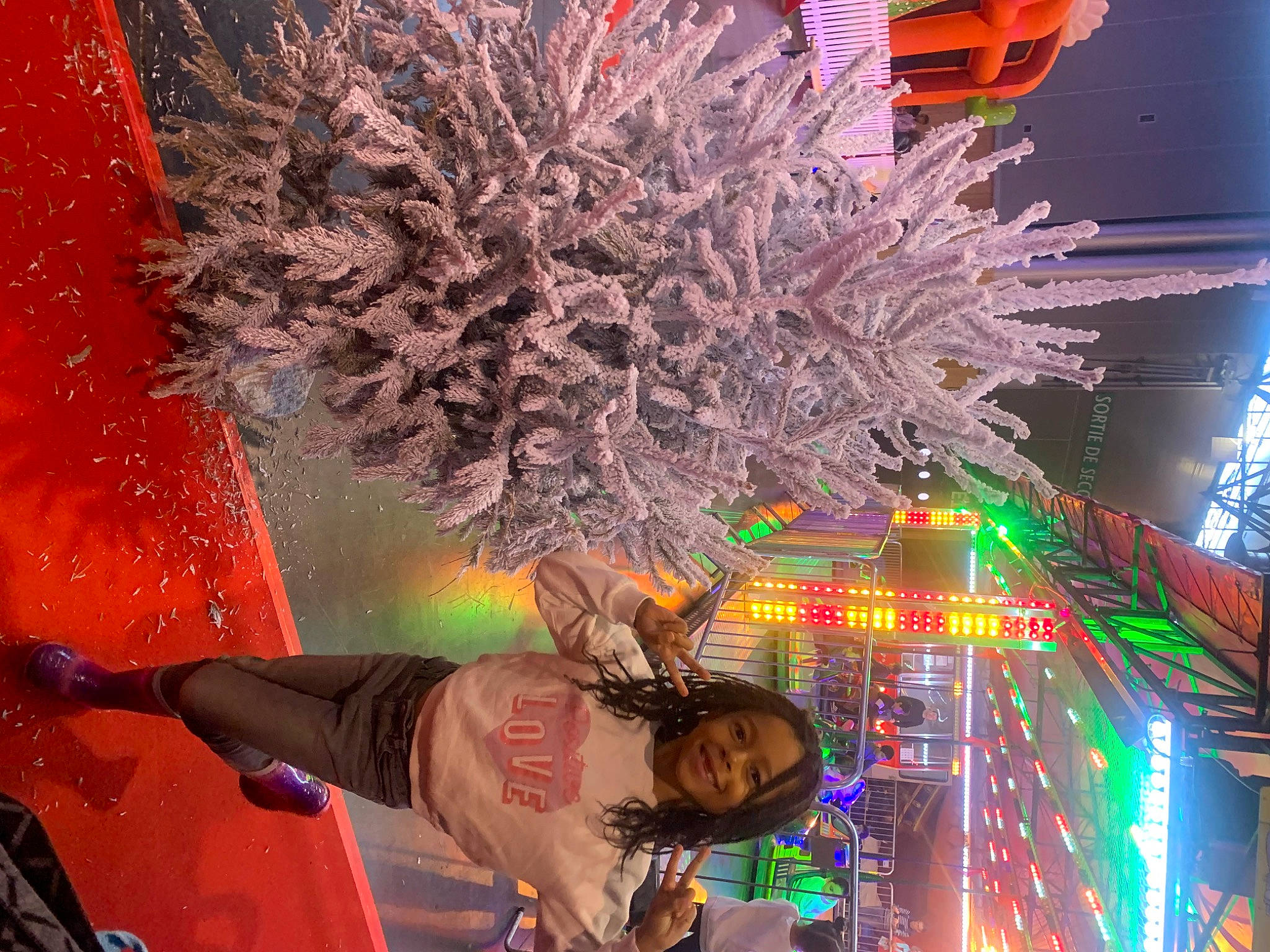 Lalya participe au concours pour gagner de l'argent avec cette photo : art, entertainment, event, fun, joy, leisure, light, midnight, music, night, performance, performance_art, performing_arts, person, plant, public_event, recreation, snapshot, space, thigh