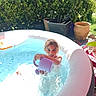 Mia a rejoint le concours — aidez-le/la à gagner de superbes lots ! child, pool, water, watering_can, inflatable_pool, outdoor, sunlight, greenery, plants, garden, potted_plants, summer, play, happy, fun, splash, water_toy, daylight, backyard, recreation