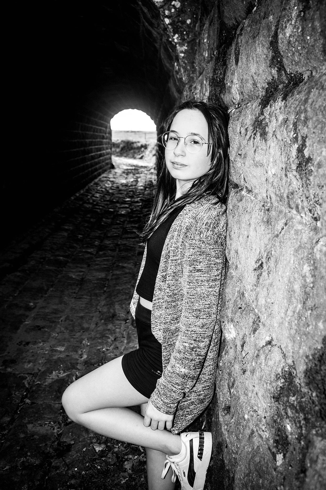Colyne a rejoint le concours — aidez-le/la à gagner de superbes lots ! beauty, black, black_and_white, black_hair, darkness, fashion_design, flash_photography, grass, human_leg, knee, lighting, long_hair, monochrome, monochrome_photography, person, rock, sitting, standing, street_fashion, style