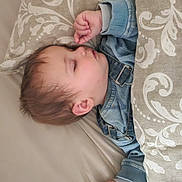 émile a rejoint le concours — aidez-le/la à gagner de superbes lots ! baby, bed, blanket, child, clothing, cozy, cute, denim, face, hand, indoor, infant, peaceful, pillow, portrait, relaxing, resting, sleeping, soft, young