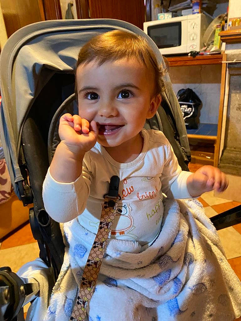 Henrique is registered to the contest to win money with this photo: baby, baby_products, baby_toddler_clothing, chair, cheek, child, family_car, fun, happy, home_appliance, joy, kitchen_appliance, motor_vehicle, person, sitting, skin, smile, television, thumb, toddler