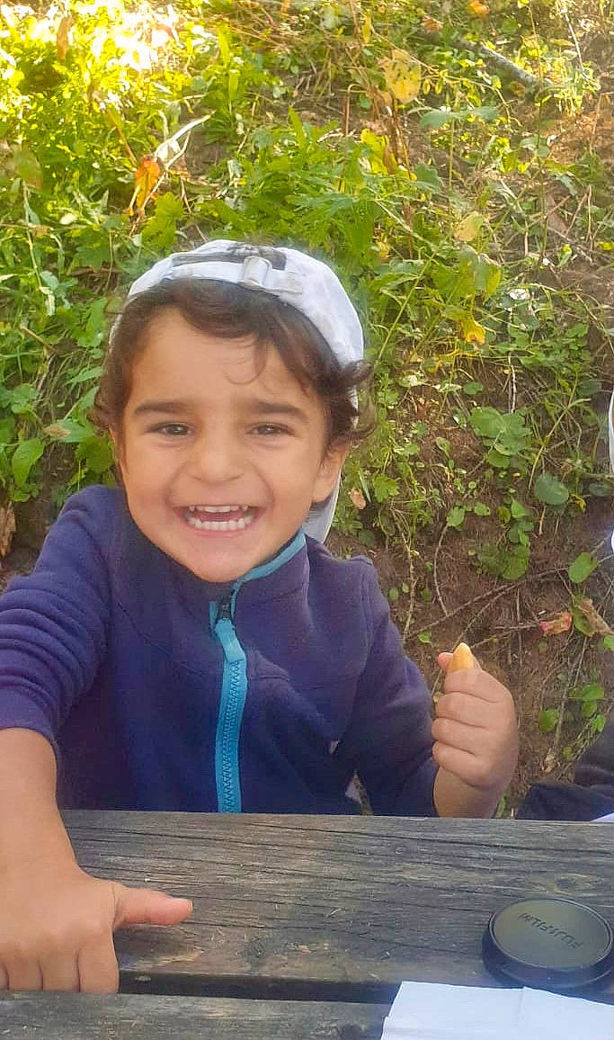 Badis participe au concours pour gagner de l'argent avec cette photo : adaptation, child, electric_blue, finger, grass, hand, happy, hat, joy, leisure, people, people_in_nature, person, plant, recreation, smile, soil, table, thumb, toddler