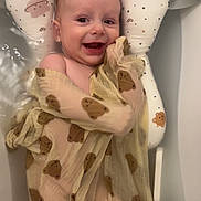 Gabin a rejoint le concours — aidez-le/la à gagner de superbes lots ! baby, bath, smiling, face, water, blanket, pillow, bear_pattern, child, happy, infant, towel, cute, comfort, relaxation, indoors, skin, head, expression, person