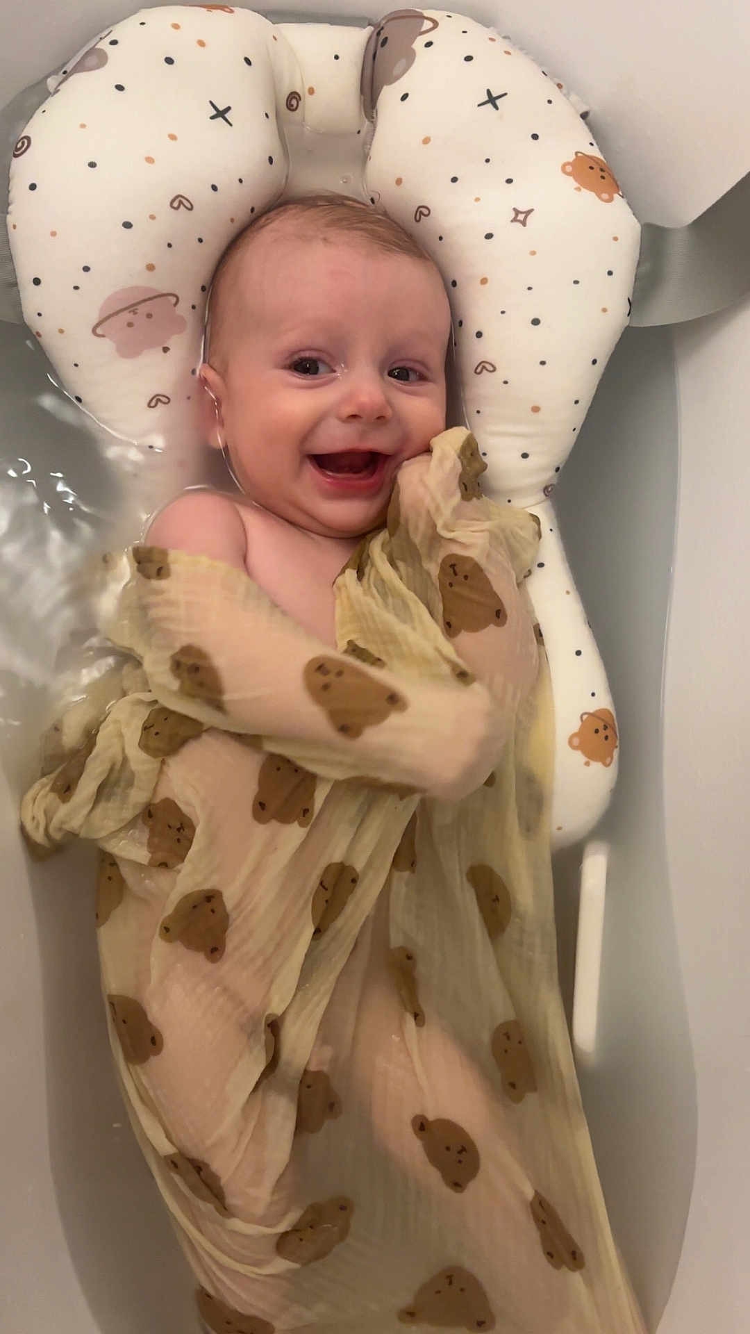 Gabin a rejoint le concours — aidez-le/la à gagner de superbes lots ! baby, bath, smiling, face, water, blanket, pillow, bear_pattern, child, happy, infant, towel, cute, comfort, relaxation, indoors, skin, head, expression, person