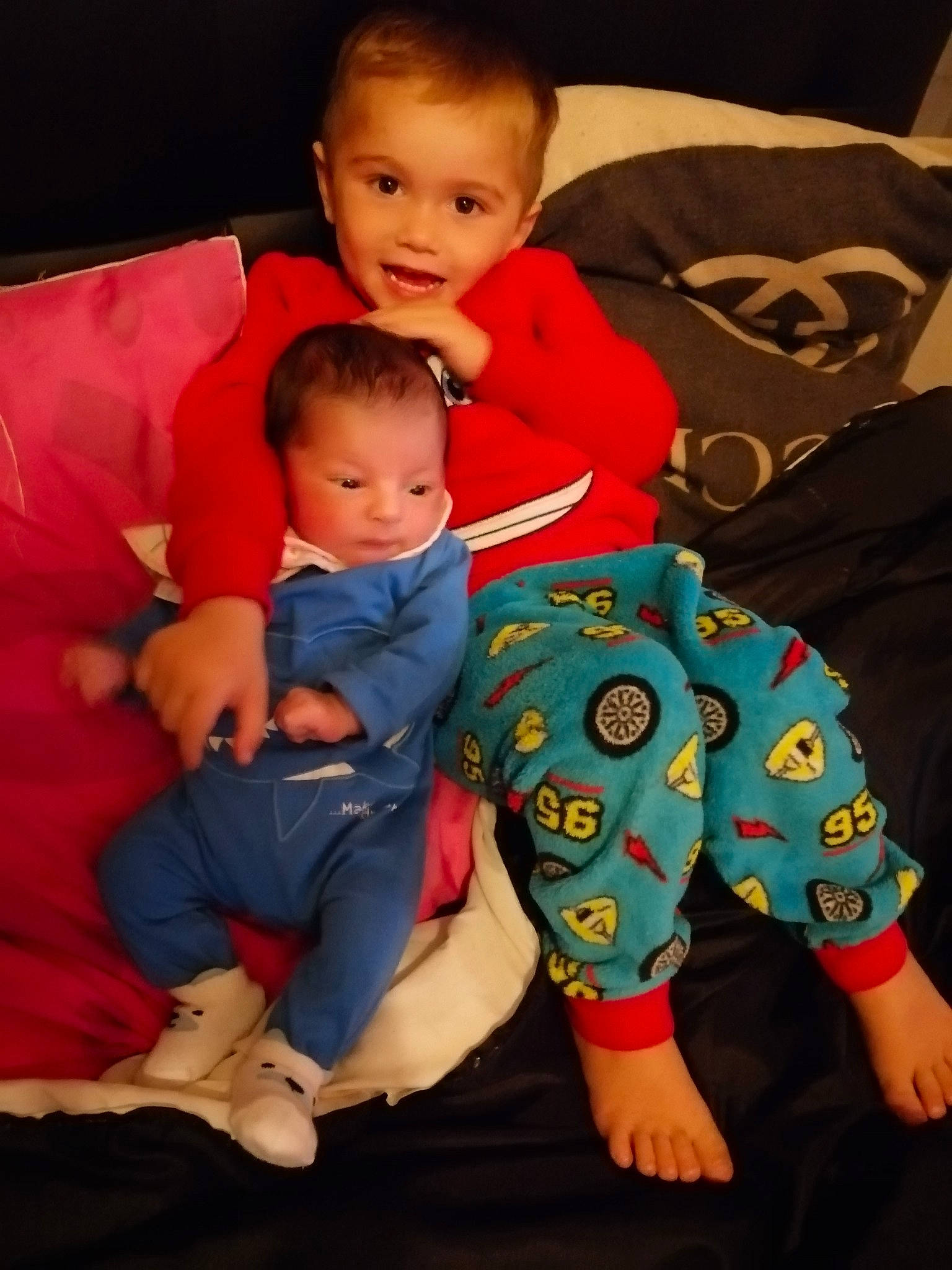 Lycendro a rejoint le concours — aidez-le/la à gagner de superbes lots ! arm, baby, cheek, child, family, fun, person, play, sibling, sitting, skin, smile, toddler