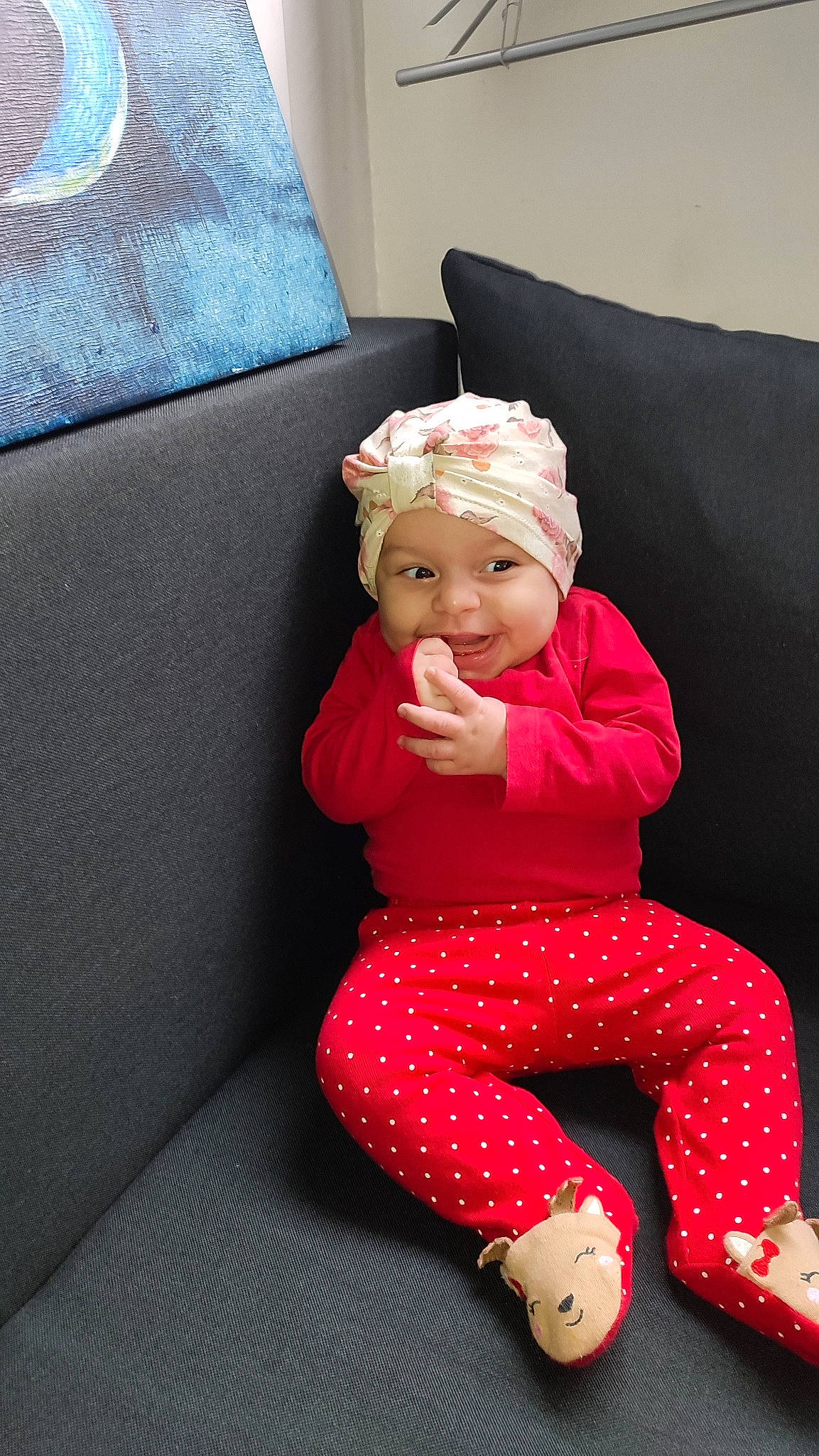 Açinate a rejoint le concours — aidez-le/la à gagner de superbes lots ! baby, baby_toddler_clothing, comfort, couch, flooring, foot, headwear, human_leg, joy, knee, lap, leg, magenta, pattern, person, pink, sitting, sleeve, smile, sock