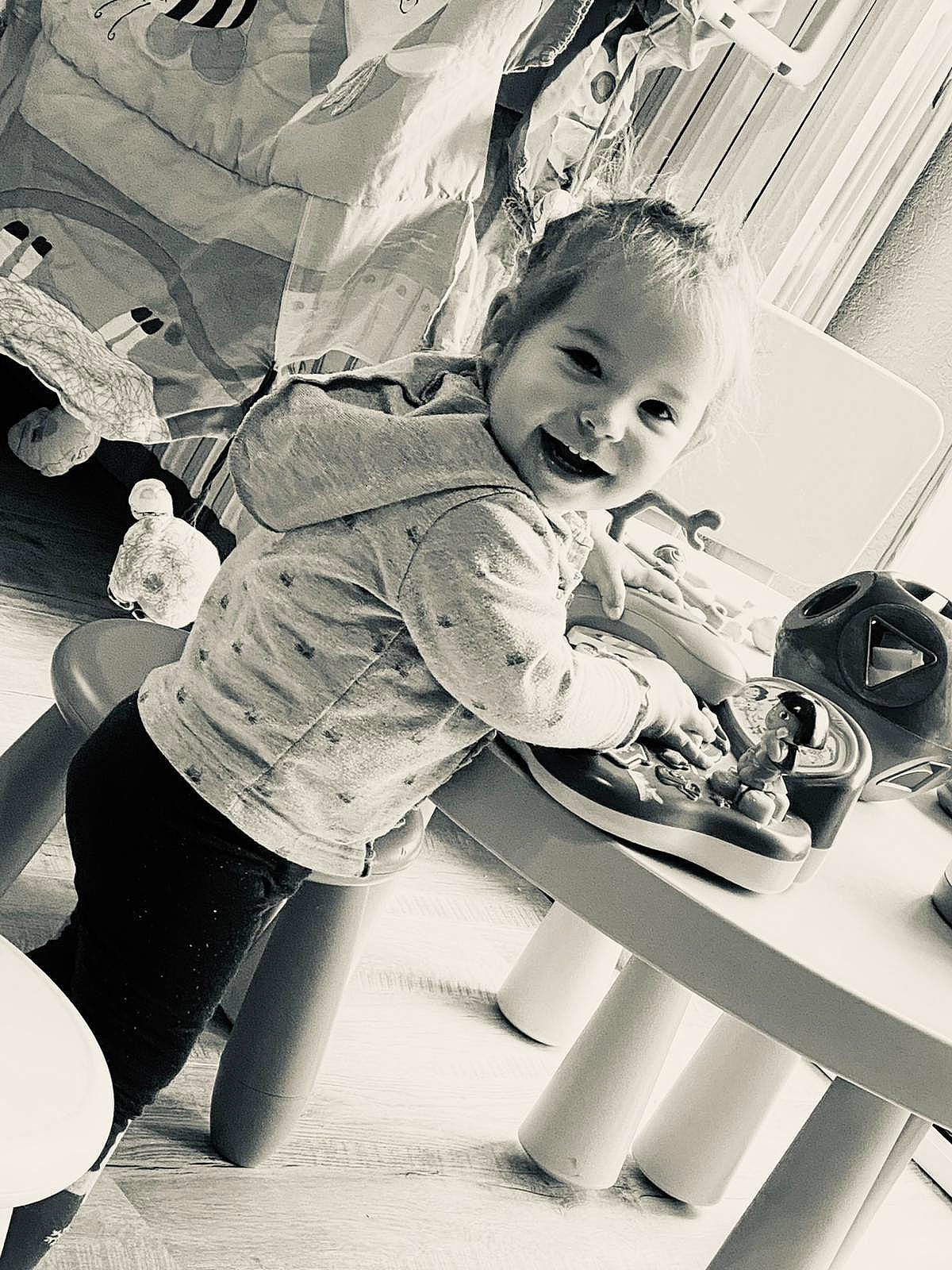 Emie a rejoint le concours — aidez-le/la à gagner de superbes lots ! arm, black_and_white, child, comfort, food, fruit, happy, monochrome, monochrome_photography, office_equipment, person, room, sitting, snapshot, standing, stock_photography, style, table, tableware, toddler