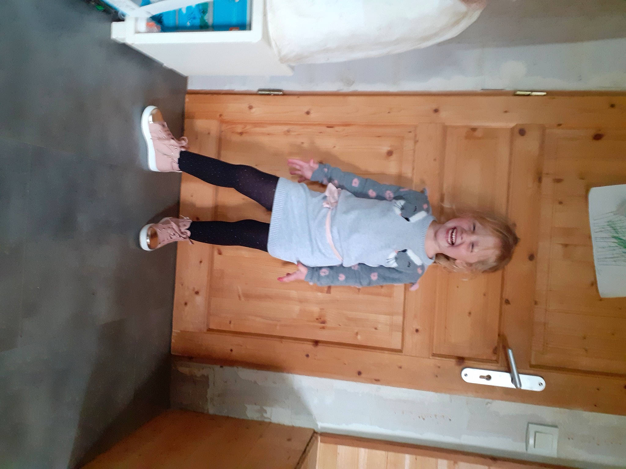 Alix a rejoint le concours — aidez-le/la à gagner de superbes lots ! ceiling, elbow, floor, flooring, gesture, hardwood, human_leg, joy, knee, pattern, person, plank, plywood, room, smile, t_shirt, toddler, varnish, wall, wood