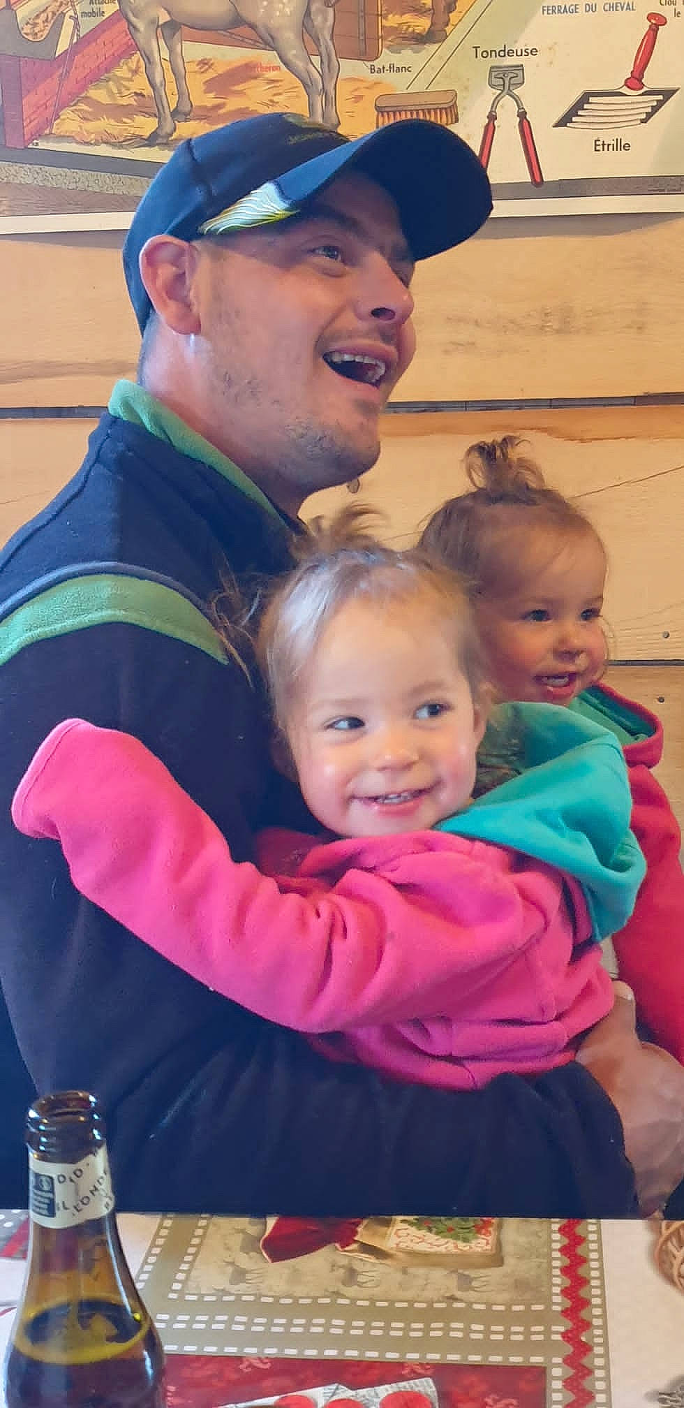 Ambre a rejoint le concours — aidez-le/la à gagner de superbes lots ! baby_toddler_clothing, baseball_cap, blue, cap, face, facial_expression, fun, gesture, hairstyle, happy, headwear, human, interaction, joy, mouth, organ, person, pink, recreation, skin