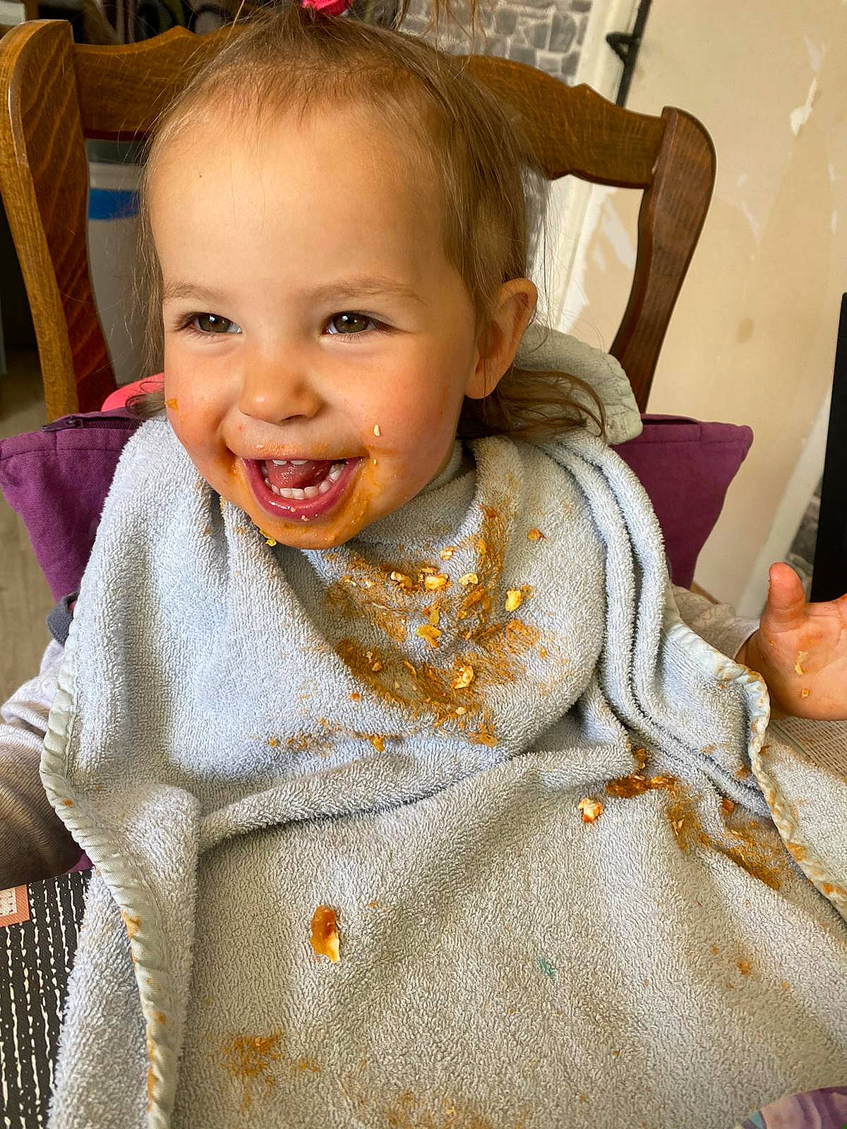 Ambre participe au concours pour gagner de l'argent avec cette photo : baby_toddler_clothing, chair, cheek, chin, ear, eye, eyebrow, eyelash, face, facial_expression, hairstyle, happy, head, iris, lip, neck, nose, person, skin, sleeve