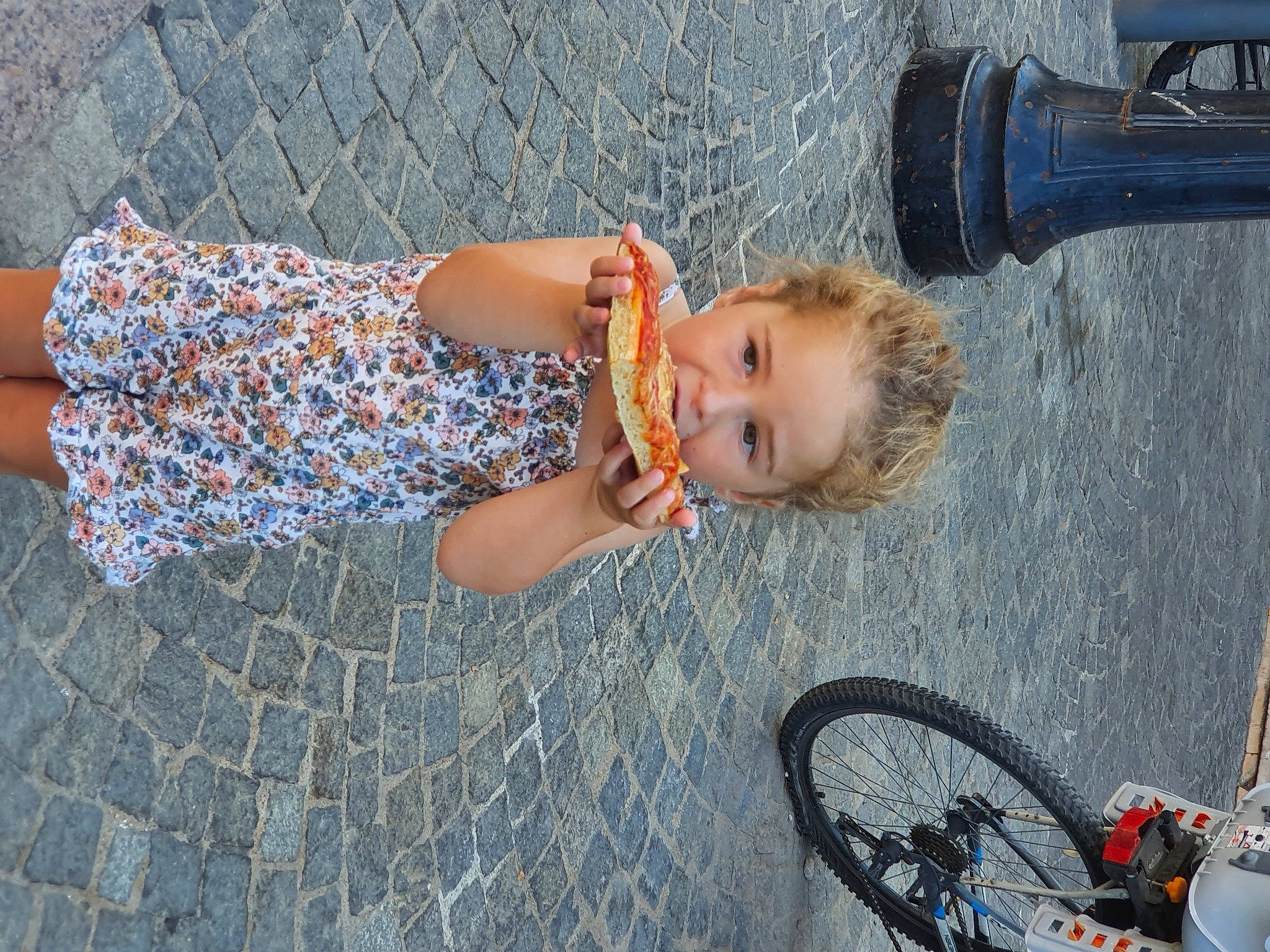 Juliette a rejoint le concours — aidez-le/la à gagner de superbes lots ! automotive_tire, baby_carriage, bicycle, bicycle_fork, bicycle_frame, bicycle_handlebar, bicycle_tire, bicycle_wheel, bicycles_equipment_and_supplies, dress, hand, leg, motor_vehicle, person, photograph, product, shoe, skin, tire, toddler