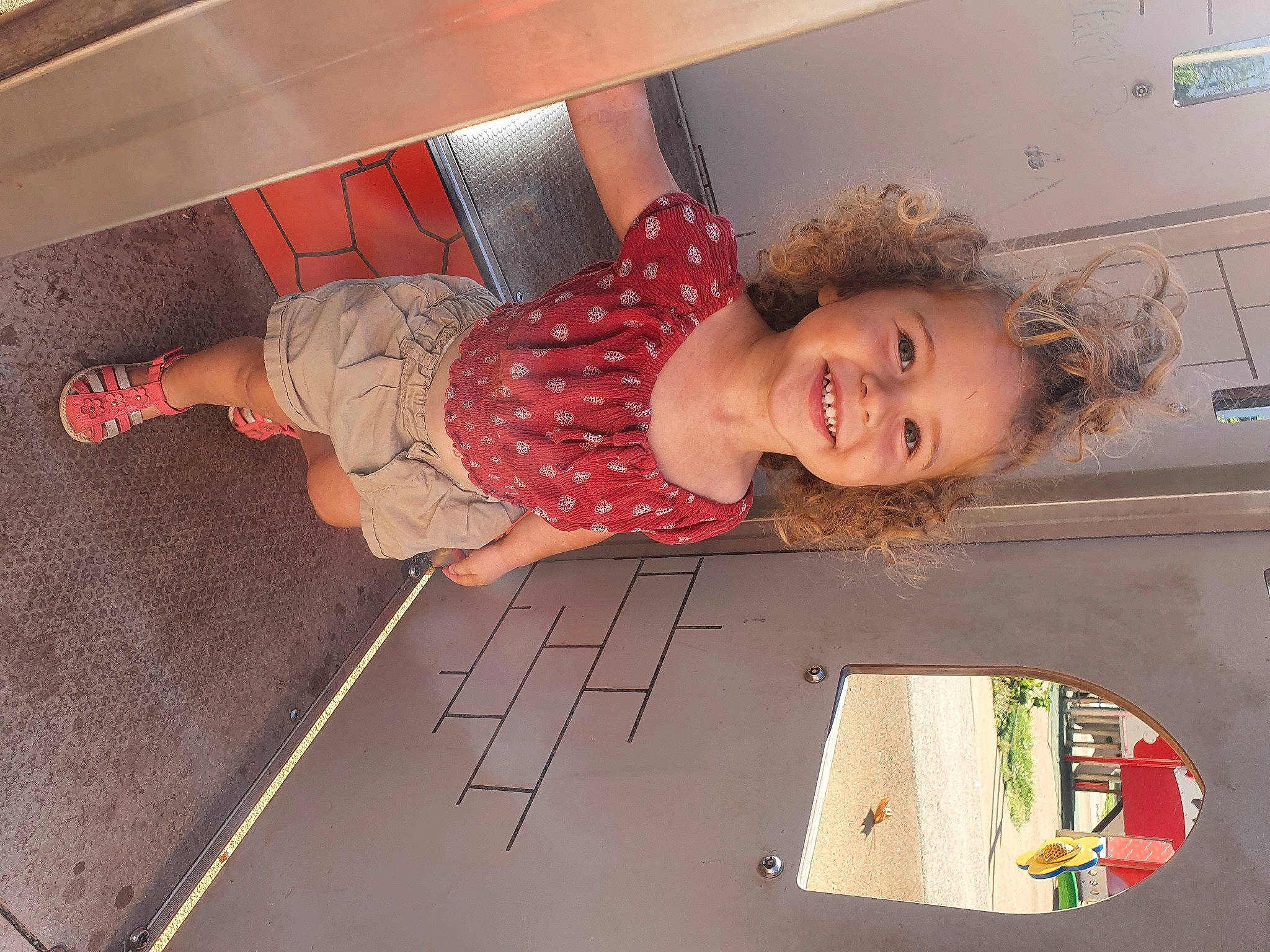 Juliette participe au concours pour gagner de l'argent avec cette photo : baby, baby_toddler_clothing, child, floor, flooring, fun, happy, hardwood, head, house, joy, kitchen, leisure, pattern, person, play, room, smile, toddler, wood