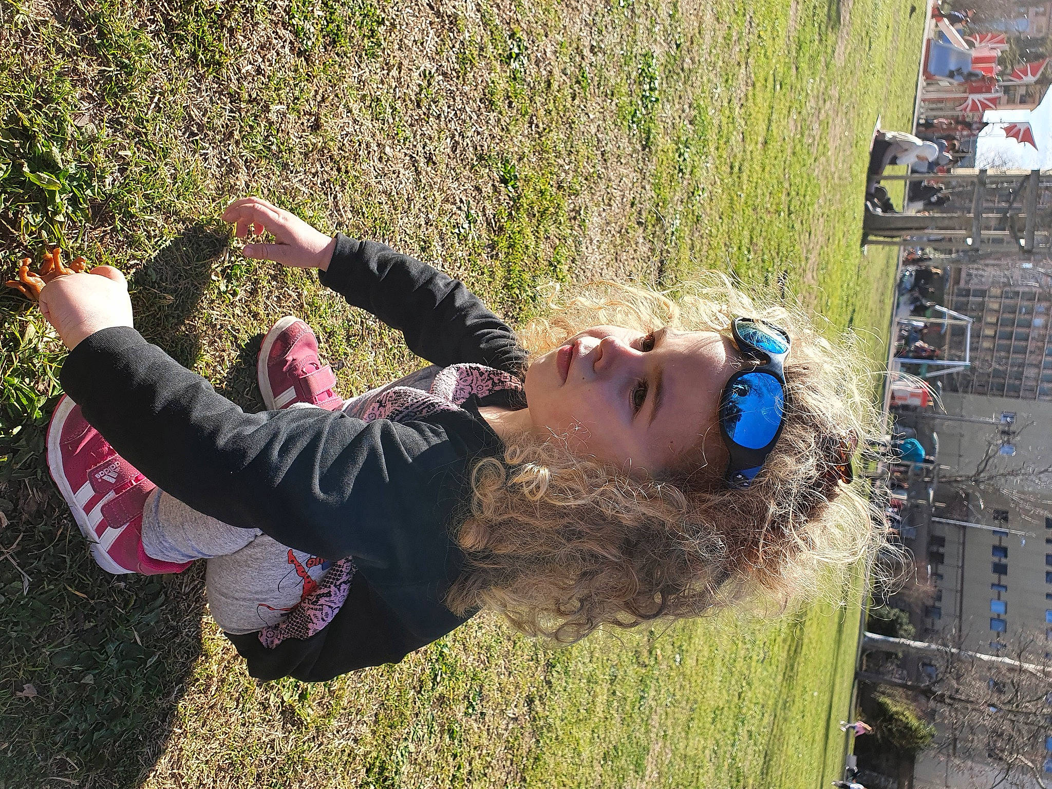 Juliette participe au concours pour gagner de l'argent avec cette photo : eyewear, fun, grass, grassland, happy, landscape, lawn, leisure, people_in_nature, person, plant, recreation, sitting, soil, spring, sunglasses, tree, wall