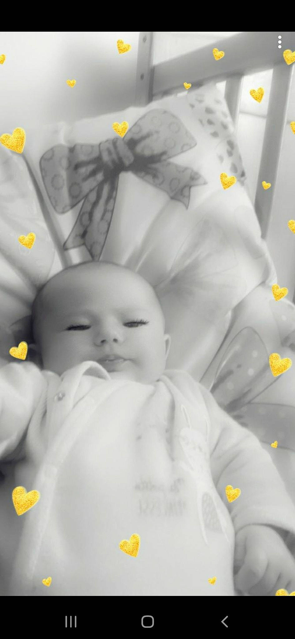 Kenza participe au concours pour gagner de l'argent avec cette photo : baby, black_and_white, child, person, product, room, toddler, white, yellow